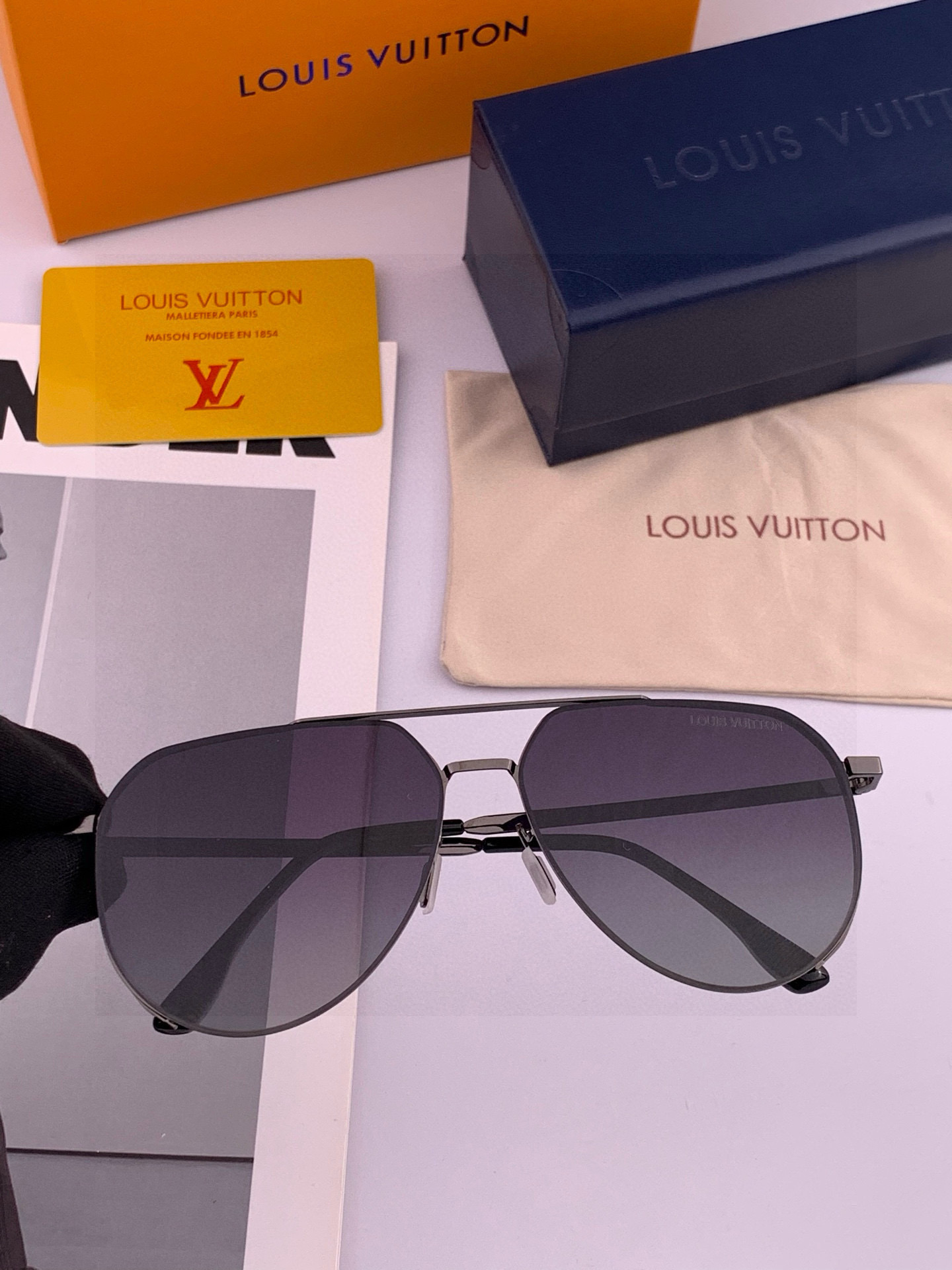 LV 男款炫彩飞行员偏光太阳镜 ❤️材质：高清尼龙加厚卡槽高清偏光镜片 🌹无边框镜架💕颜👍型号：L289