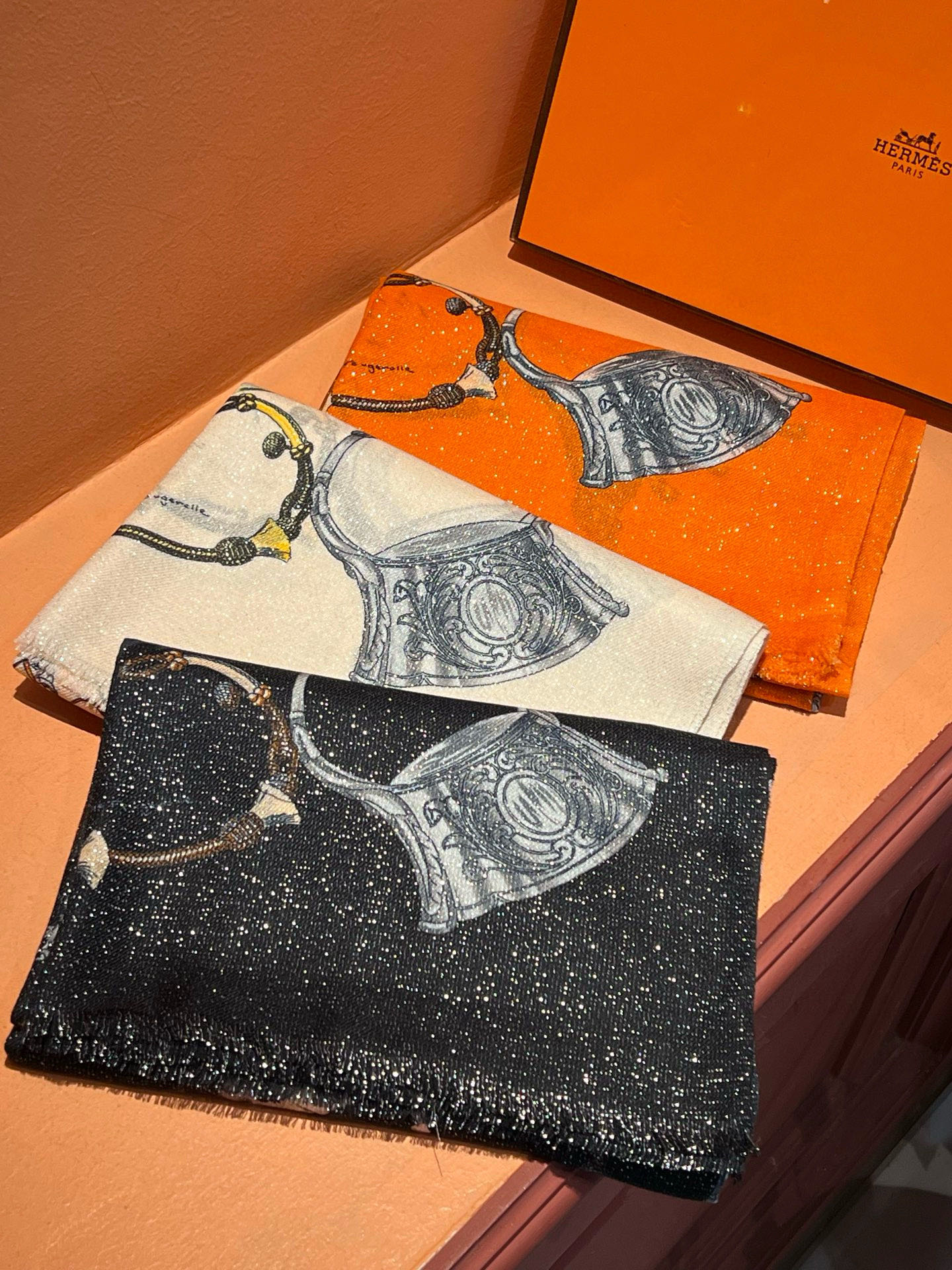 会发光发亮的围巾 新款🆕🏇🏇买了都说好看‼️推荐💕顶级工艺超值‼️爱马仕专柜爆款🎁💟立体呈现图案纹路实物