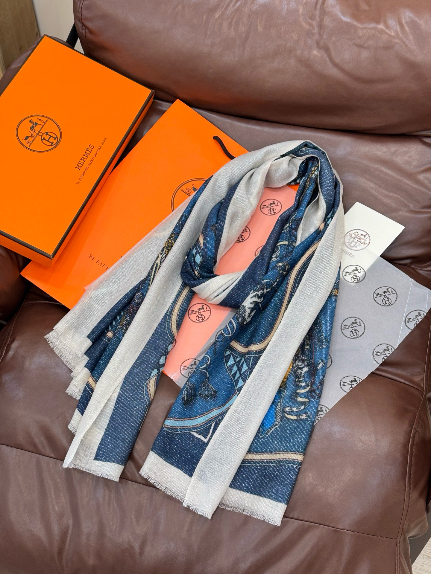 会发光发亮的围巾 羊绒新款🆕👏买了都说好看‼️推荐💕爱马仕羊绒方巾，顶级工艺超值‼️爱马仕专柜爆款🎁💟立