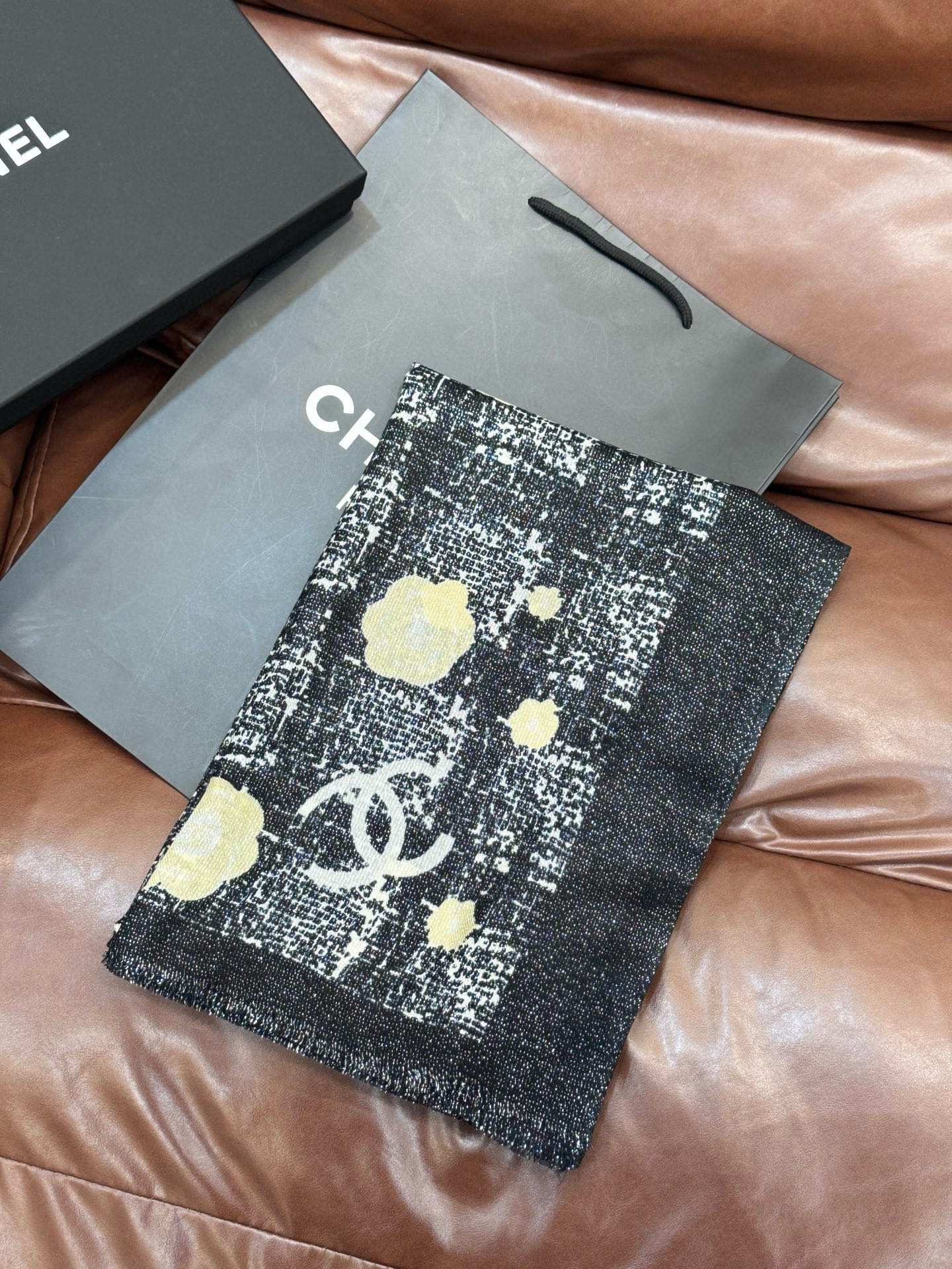 会发光发亮的围巾 💄💋新款客供亮片💖羊绒面料长巾 😘美翻了[流泪]【彩色山茶花银线长巾】御用殿堂级极‼️