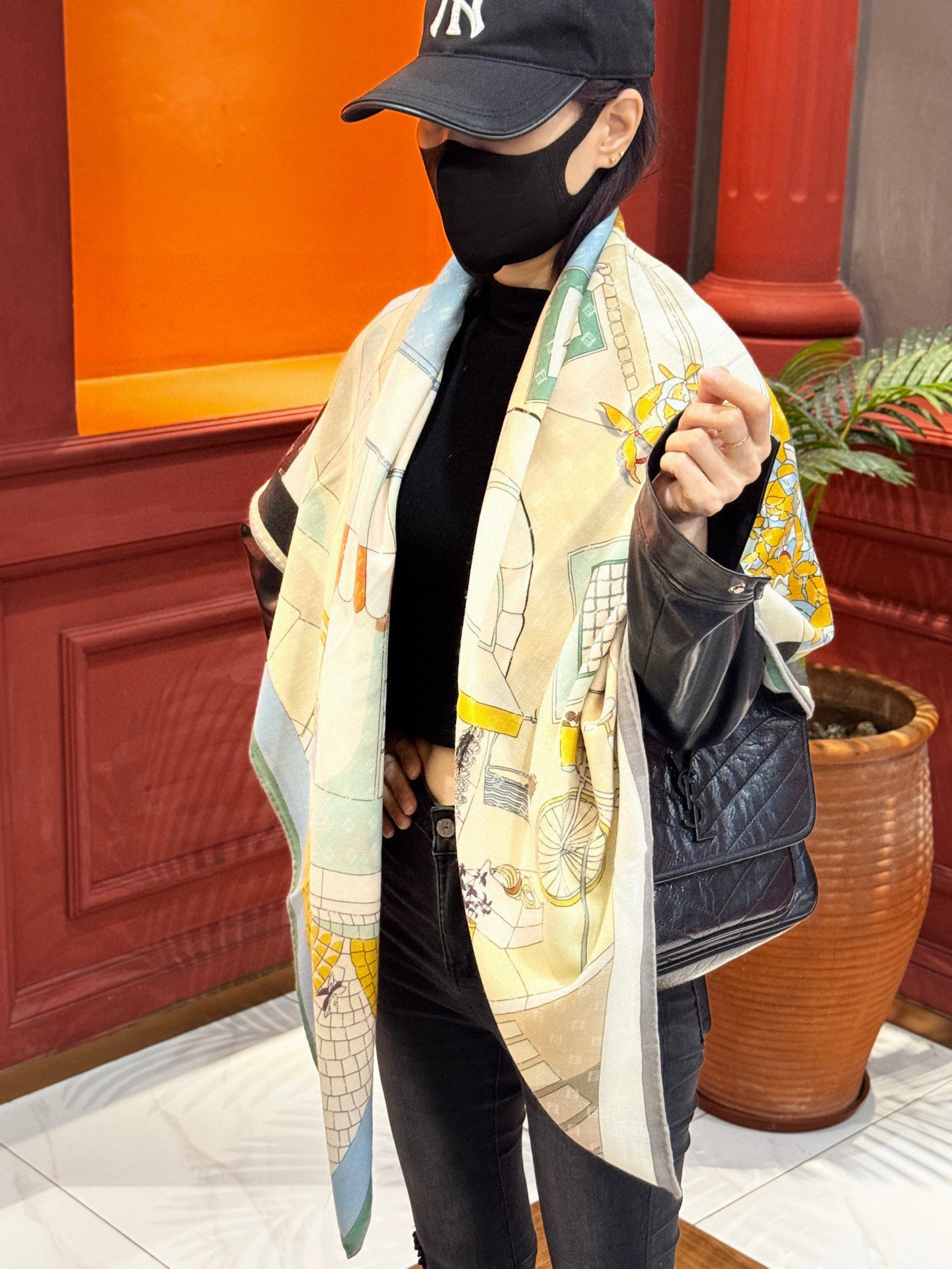 Fendi方形围巾 丝绒材质。采用定制的“Walking around Rome”图案，灵感源自罗马的历