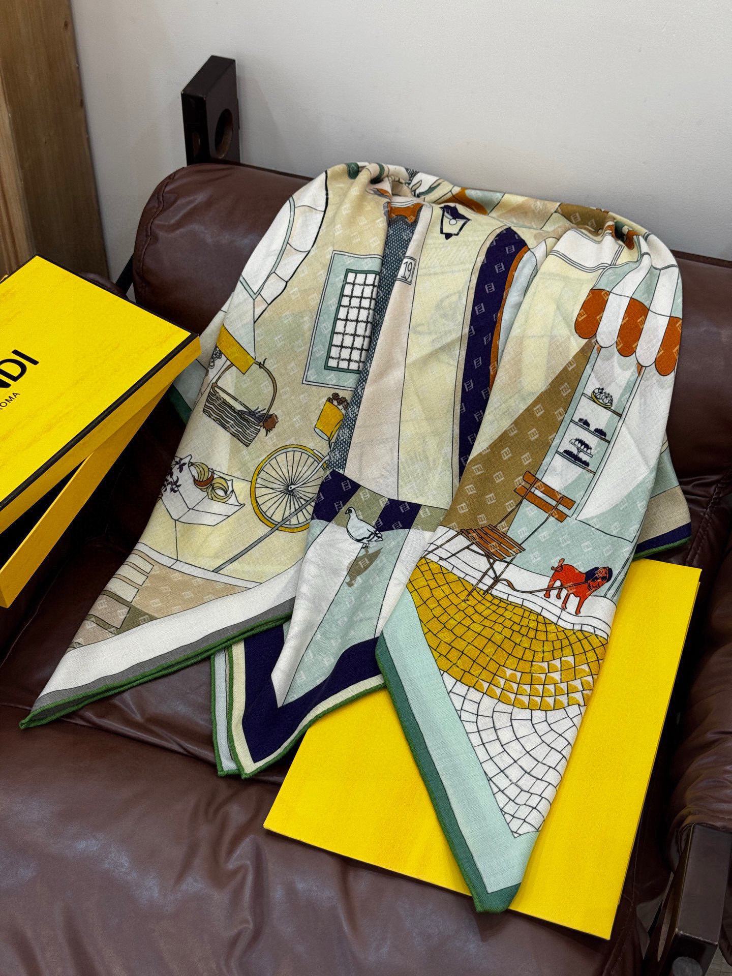 Fendi方形围巾 丝绒材质。采用定制的“Walking around Rome”图案,灵感源自罗马的历