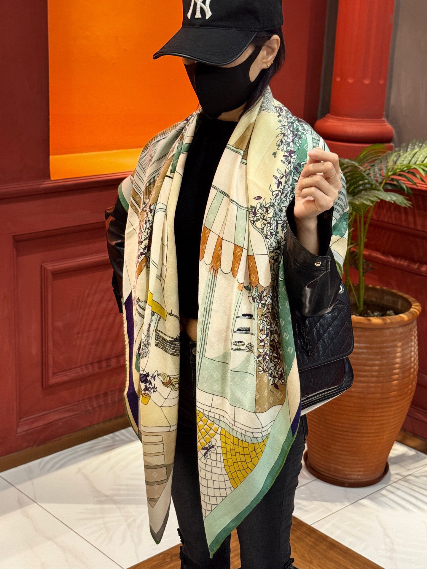 Fendi方形围巾 丝绒材质。采用定制的“Walking around Rome”图案,灵感源自罗马的历