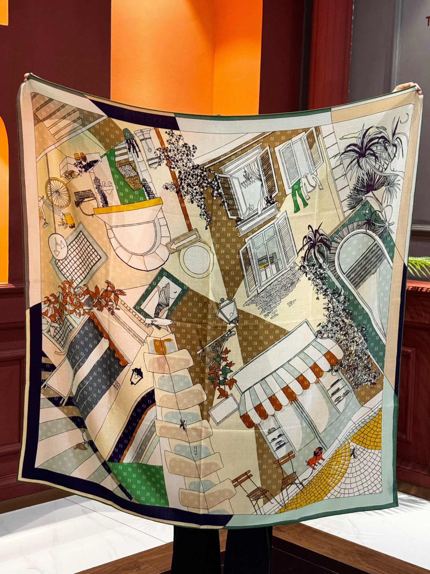 Fendi方形围巾 丝绒材质。采用定制的“Walking around Rome”图案,灵感源自罗马的历