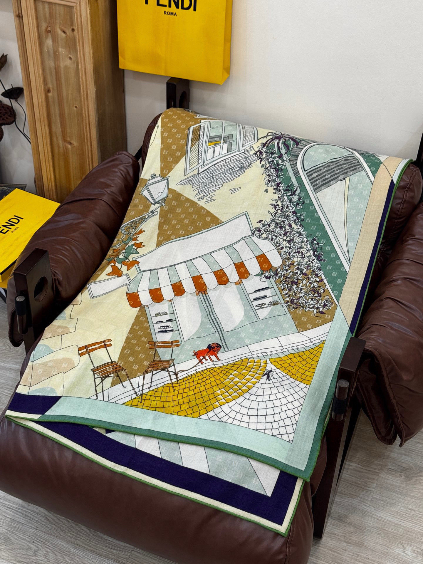 Fendi方形围巾 丝绒材质。采用定制的“Walking around Rome”图案,灵感源自罗马的历