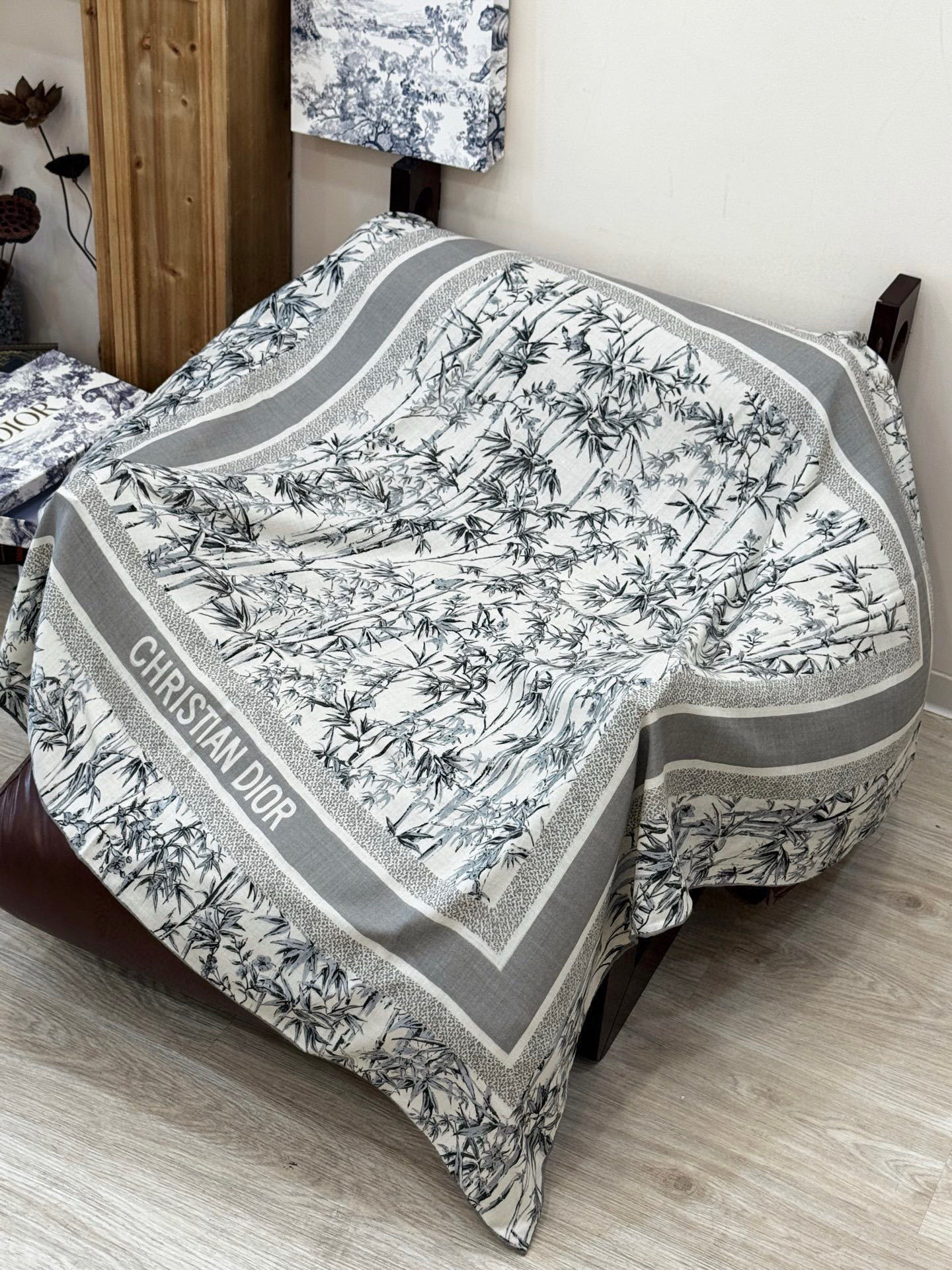 Dior 140丝绒双面同色印花披肩140 厘米丝毛面料多色 Millefiori 图案这款披肩饰以多色