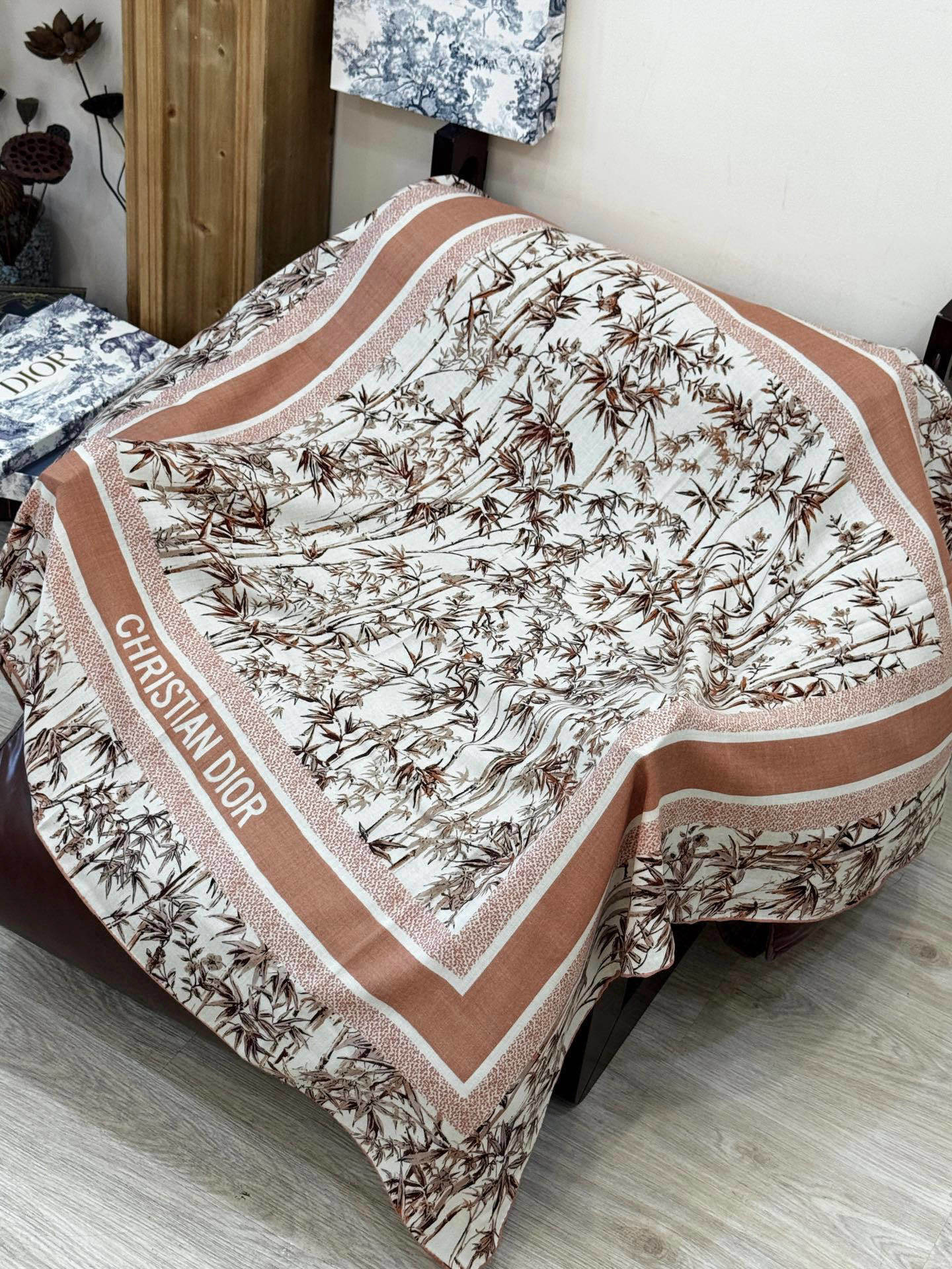 Dior 140丝绒双面同色印花披肩140 厘米丝毛面料多色 Millefiori 图案这款披肩饰以多色