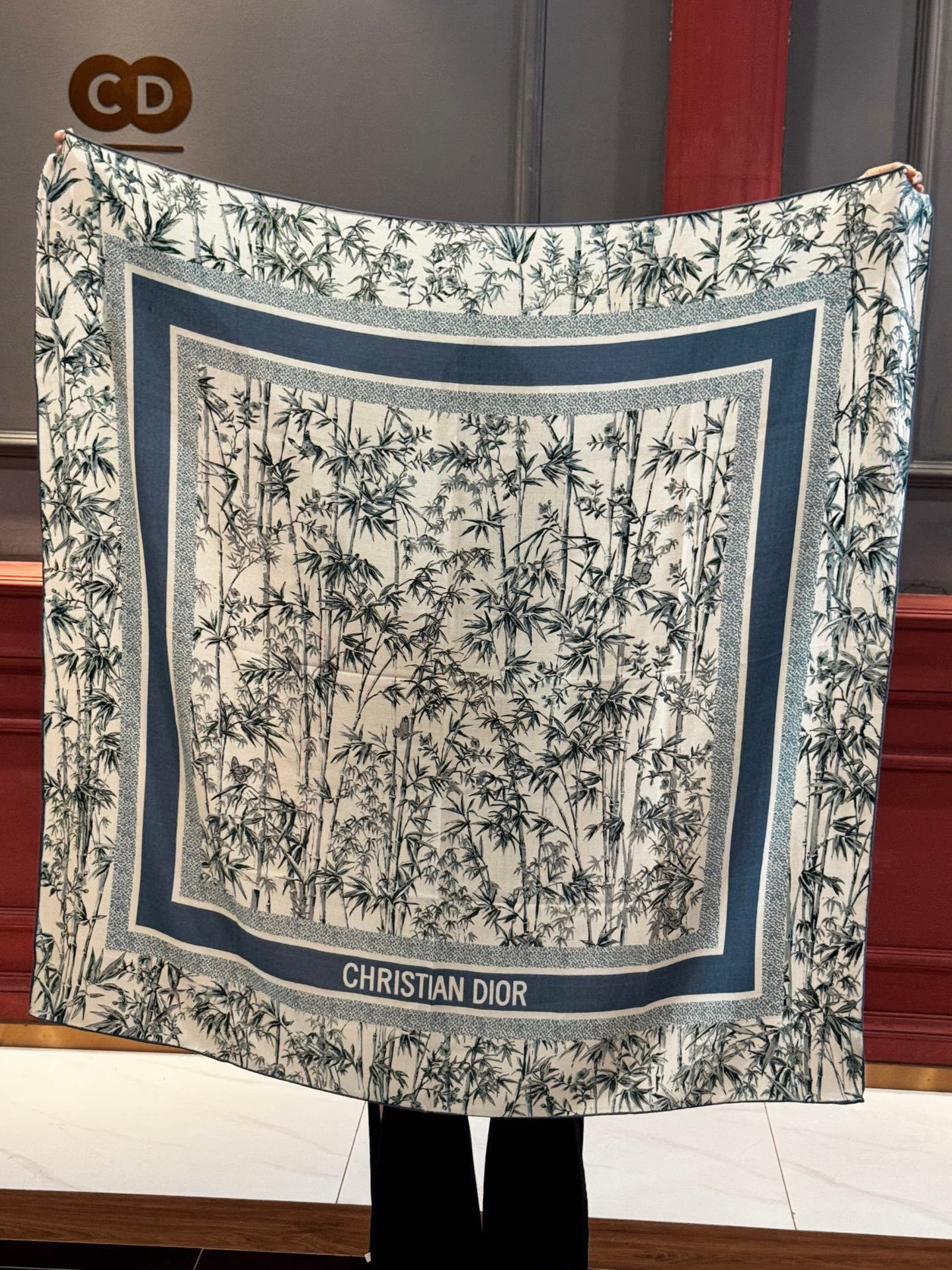 Dior 140丝绒双面同色印花披肩140 厘米丝毛面料多色 Millefiori 图案这款披肩饰以多色