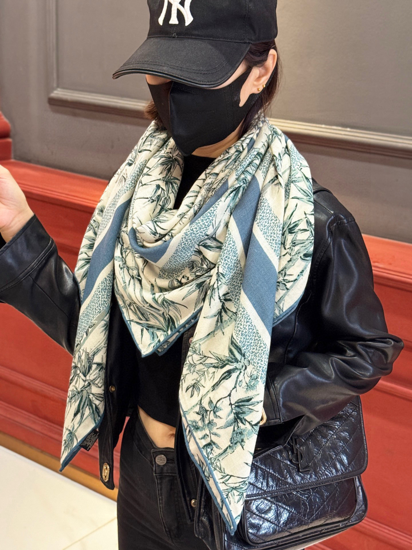 Dior 140丝绒双面同色印花披肩140 厘米丝毛面料多色 Millefiori 图案这款披肩饰以多色