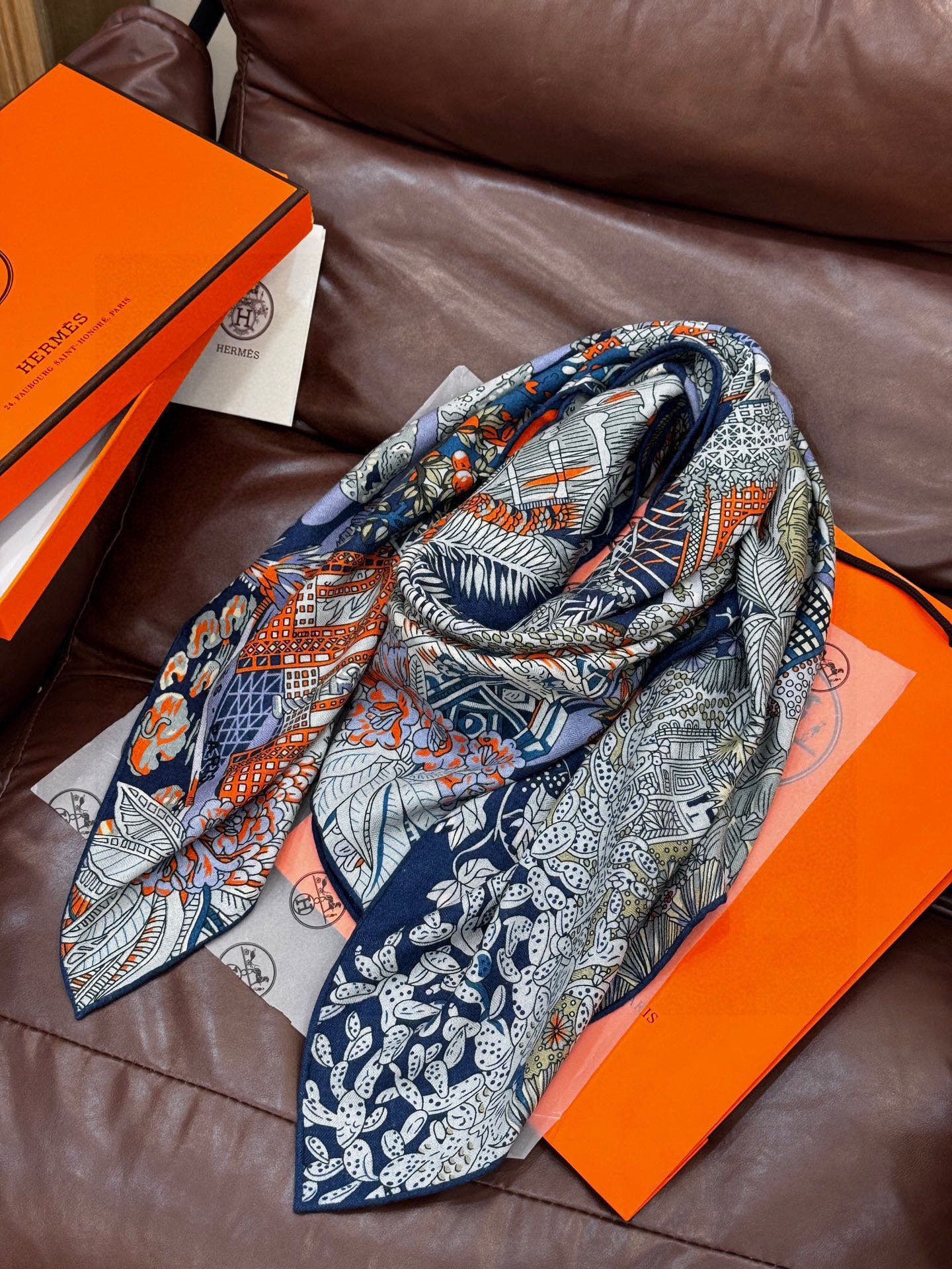 💟2025年秋冬抢先 上新💞【双面同色丝绒方巾】手工卷边山羊绒和真丝混纺披肩(70%山羊绒,30%桑蚕丝