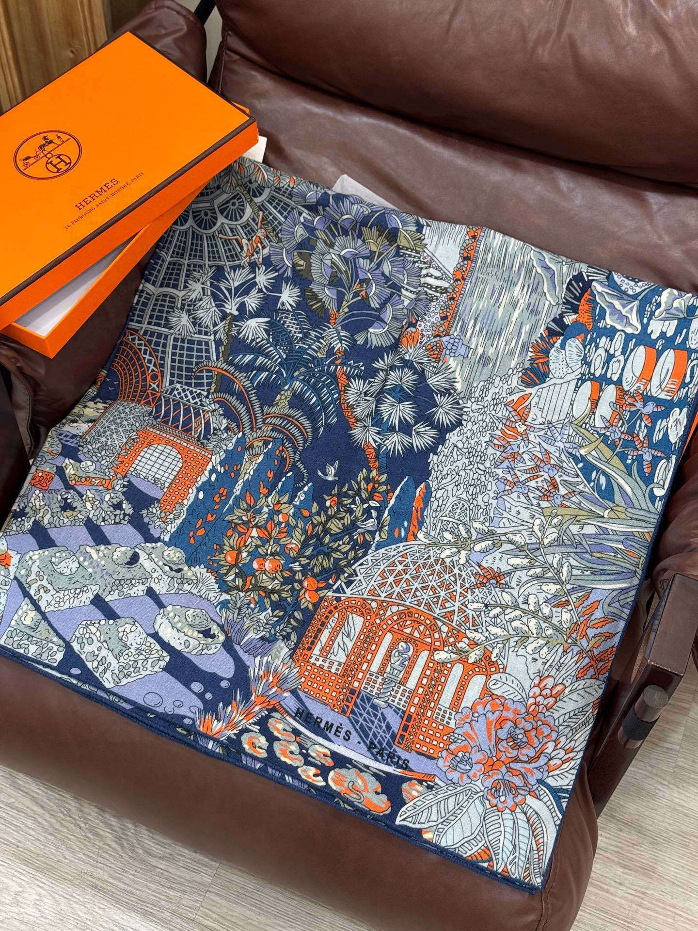 💟2025年秋冬抢先 上新💞【双面同色丝绒方巾】手工卷边山羊绒和真丝混纺披肩(70%山羊绒,30%桑蚕丝