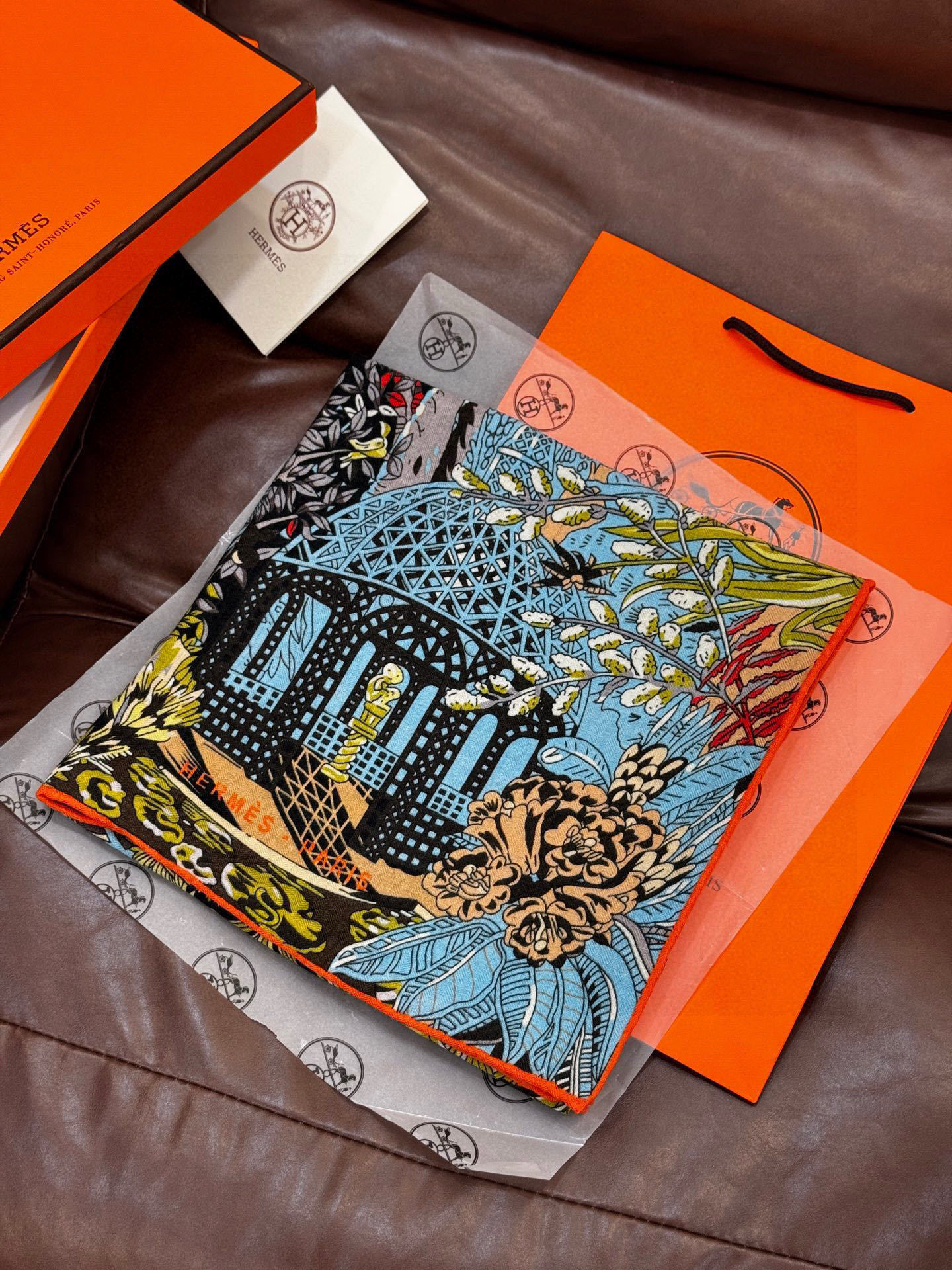 💟2025年秋冬抢先 上新💞【双面同色丝绒方巾】手工卷边山羊绒和真丝混纺披肩(70%山羊绒,30%桑蚕丝