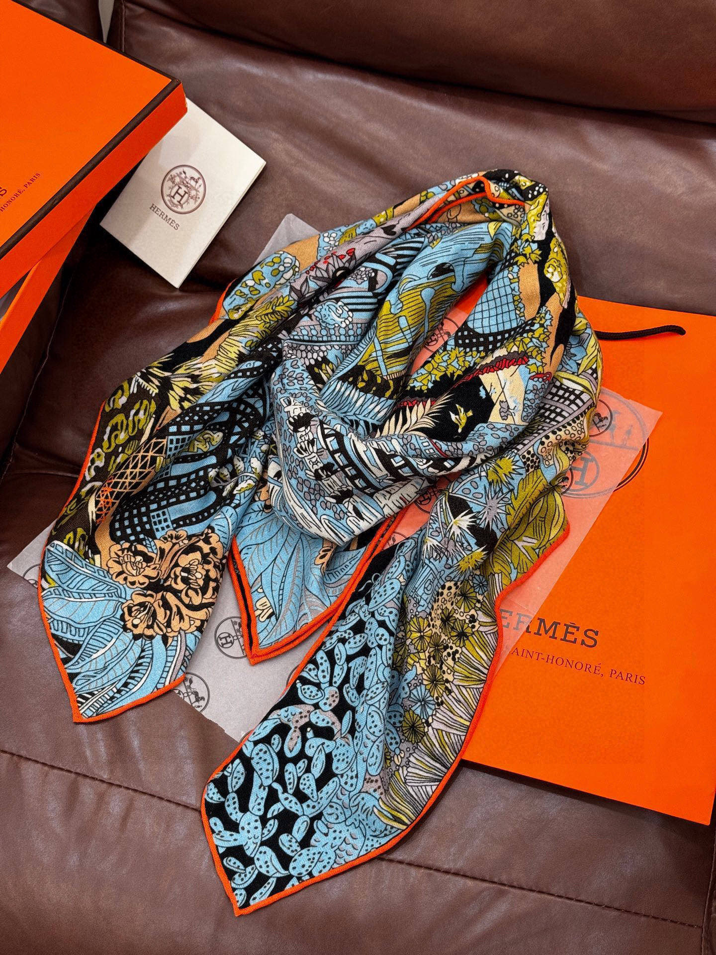 💟2025年秋冬抢先 上新💞【双面同色丝绒方巾】手工卷边山羊绒和真丝混纺披肩(70%山羊绒,30%桑蚕丝