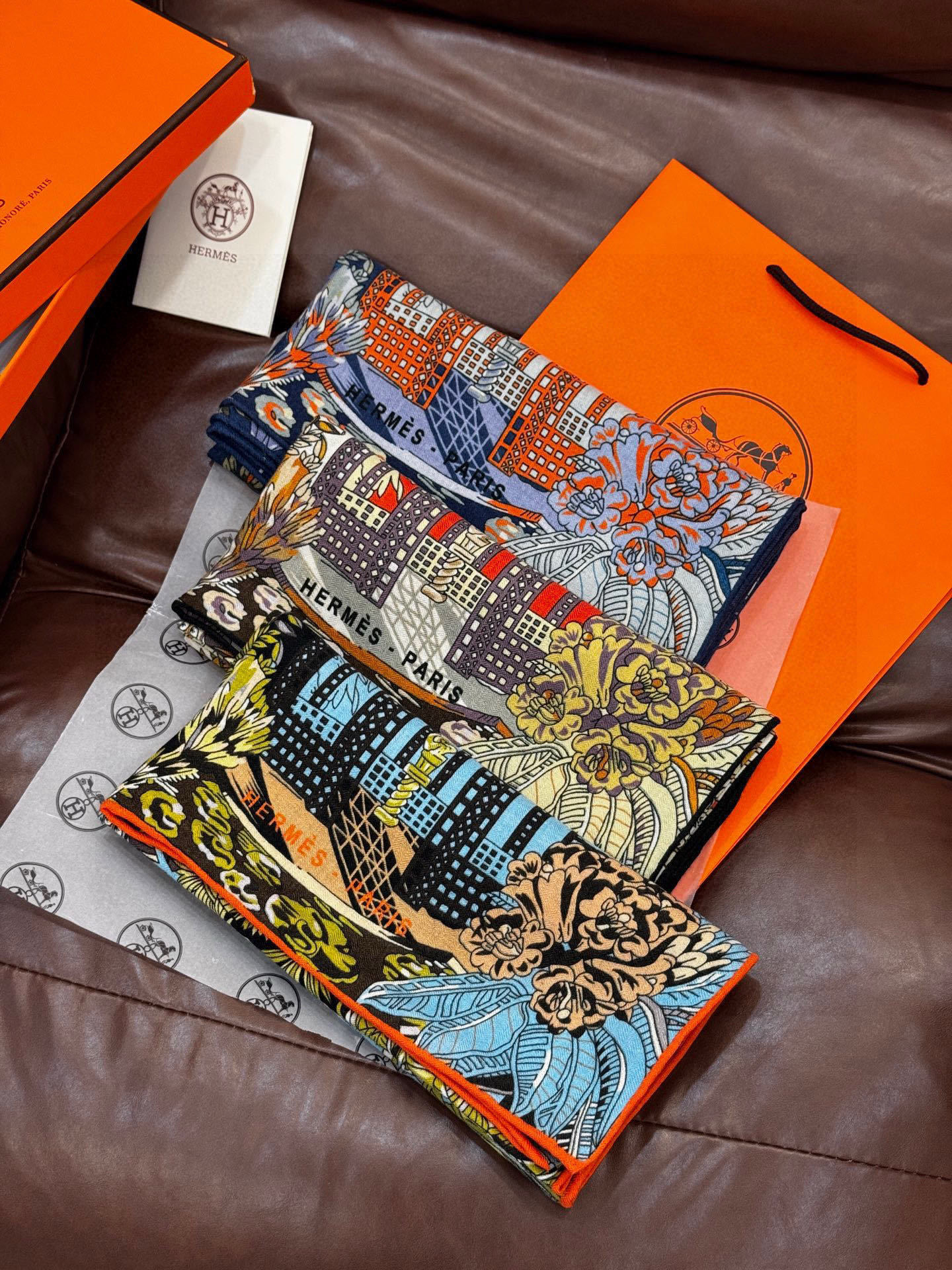 💟2025年秋冬抢先 上新💞【双面同色丝绒方巾】手工卷边山羊绒和真丝混纺披肩(70%山羊绒,30%桑蚕丝