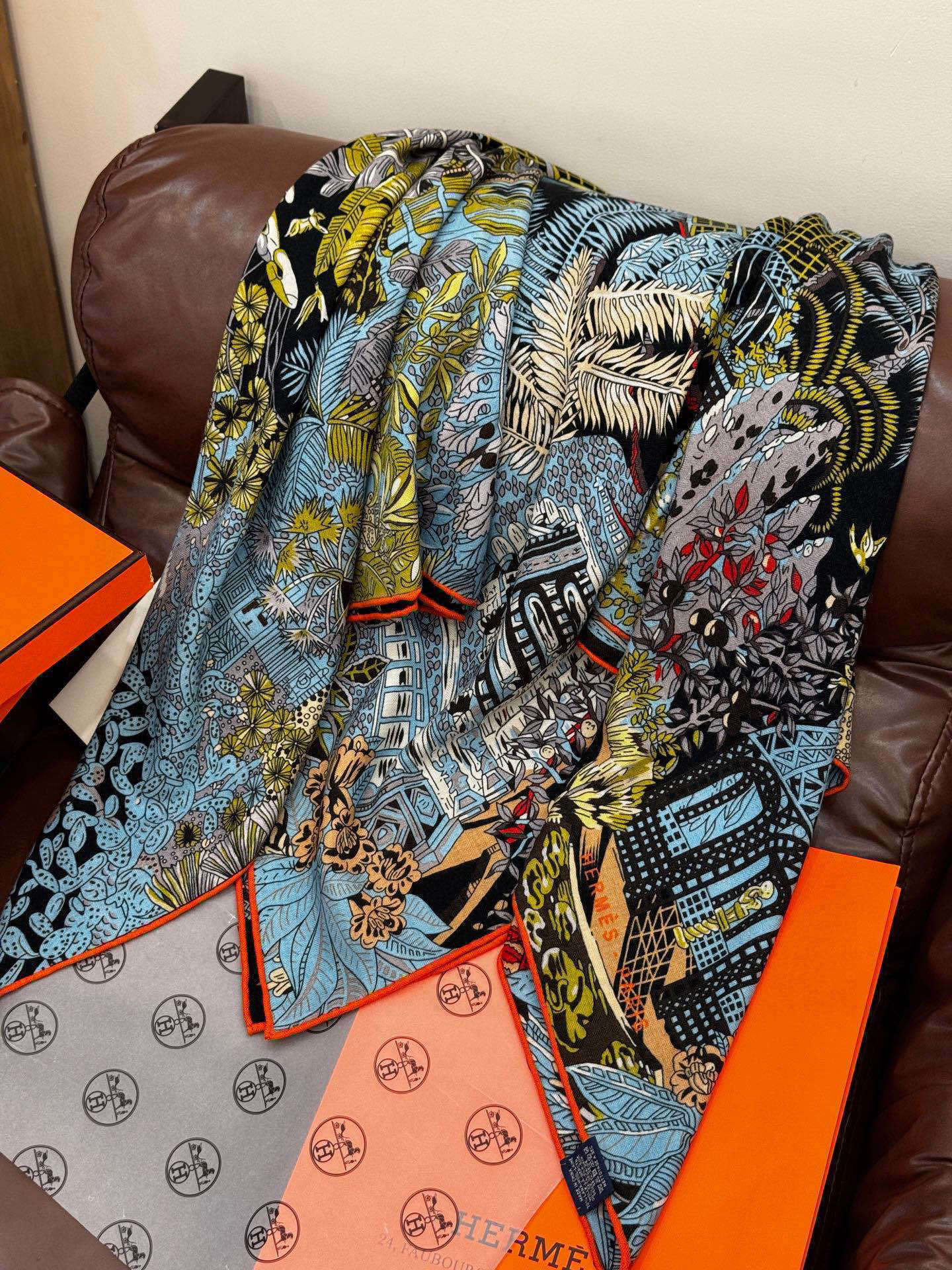 💟2025年秋冬抢先 上新💞【双面同色丝绒方巾】手工卷边山羊绒和真丝混纺披肩(70%山羊绒,30%桑蚕丝