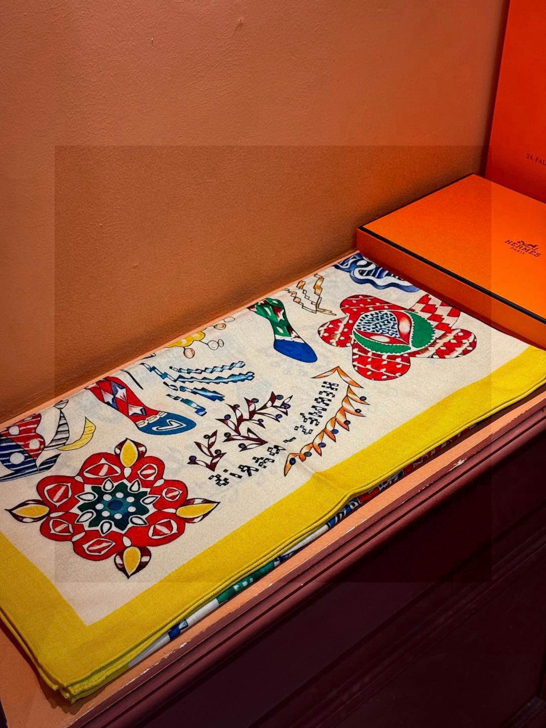 爱马仕~秋冬搭配利器❗️顶级双面同色 版真丝羊绒披肩!!1条等于2条】点睛精彩,图案和配色都超级喜欢,又