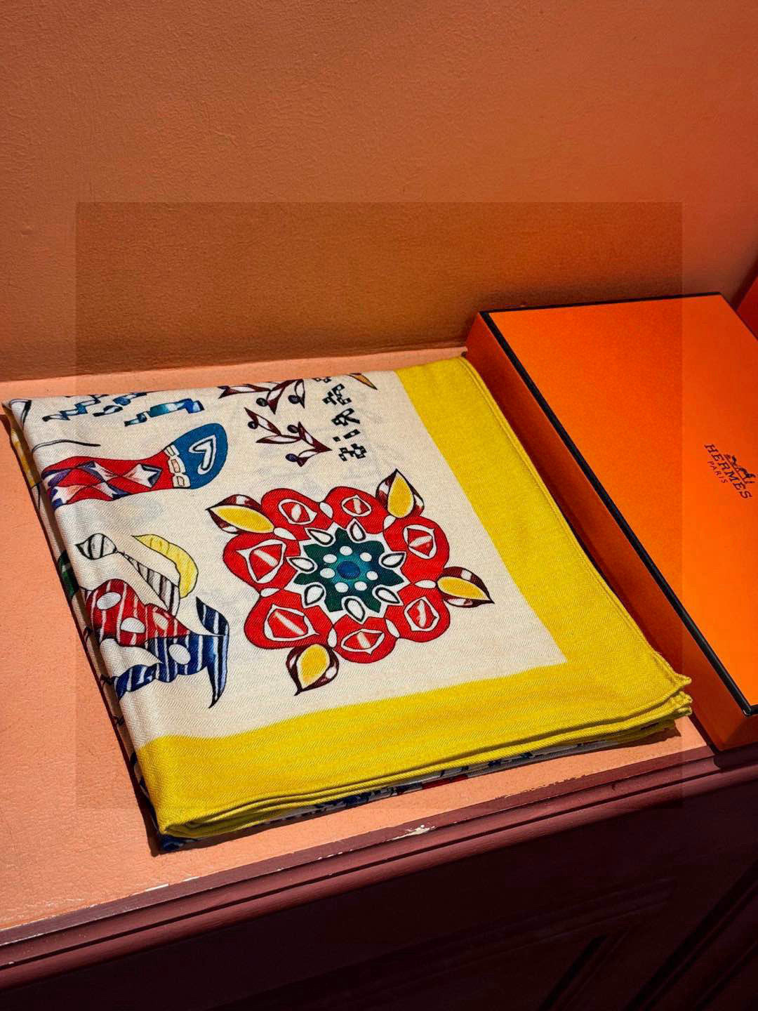 爱马仕~秋冬搭配利器❗️顶级双面同色 版真丝羊绒披肩!!1条等于2条】点睛精彩,图案和配色都超级喜欢,又