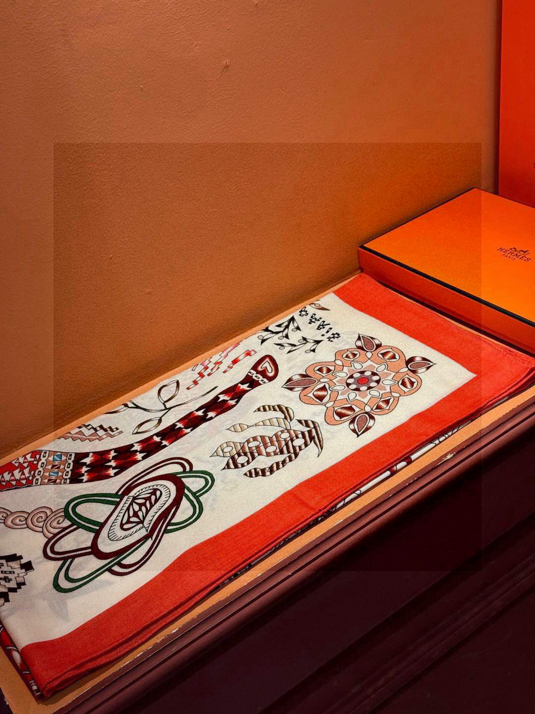 爱马仕~秋冬搭配利器❗️顶级双面同色 版真丝羊绒披肩!!1条等于2条】点睛精彩,图案和配色都超级喜欢,又