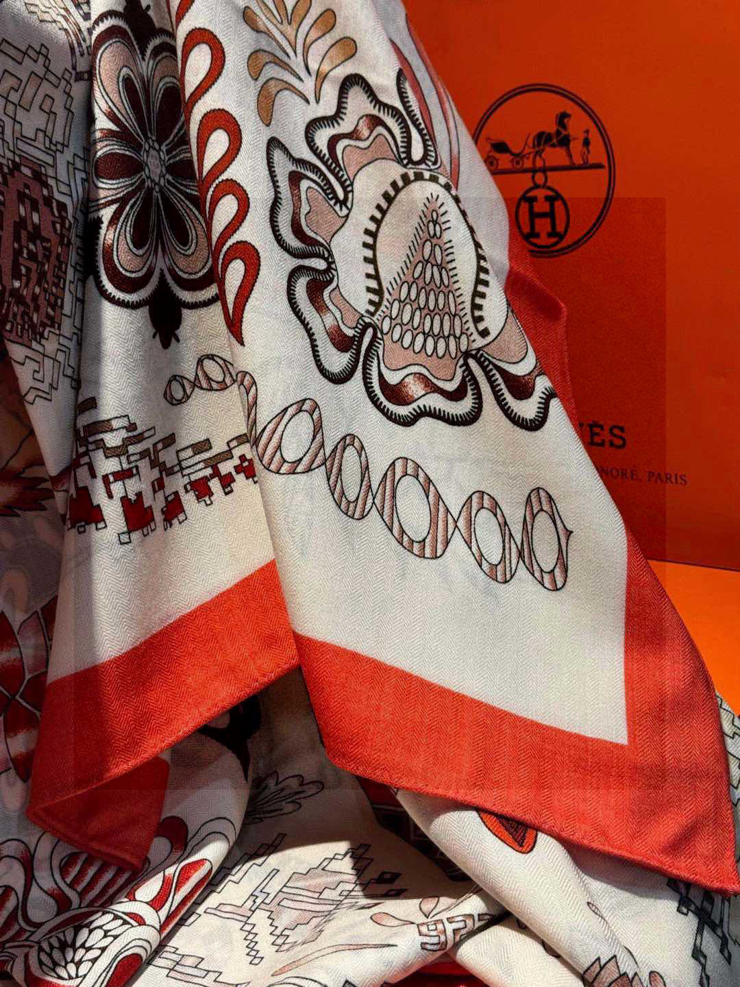 爱马仕~秋冬搭配利器❗️顶级双面同色 版真丝羊绒披肩!!1条等于2条】点睛精彩,图案和配色都超级喜欢,又