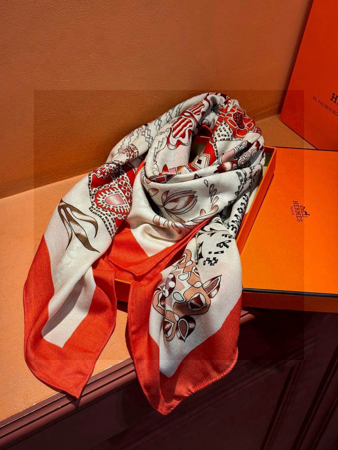 爱马仕~秋冬搭配利器❗️顶级双面同色 版真丝羊绒披肩!!1条等于2条】点睛精彩,图案和配色都超级喜欢,又