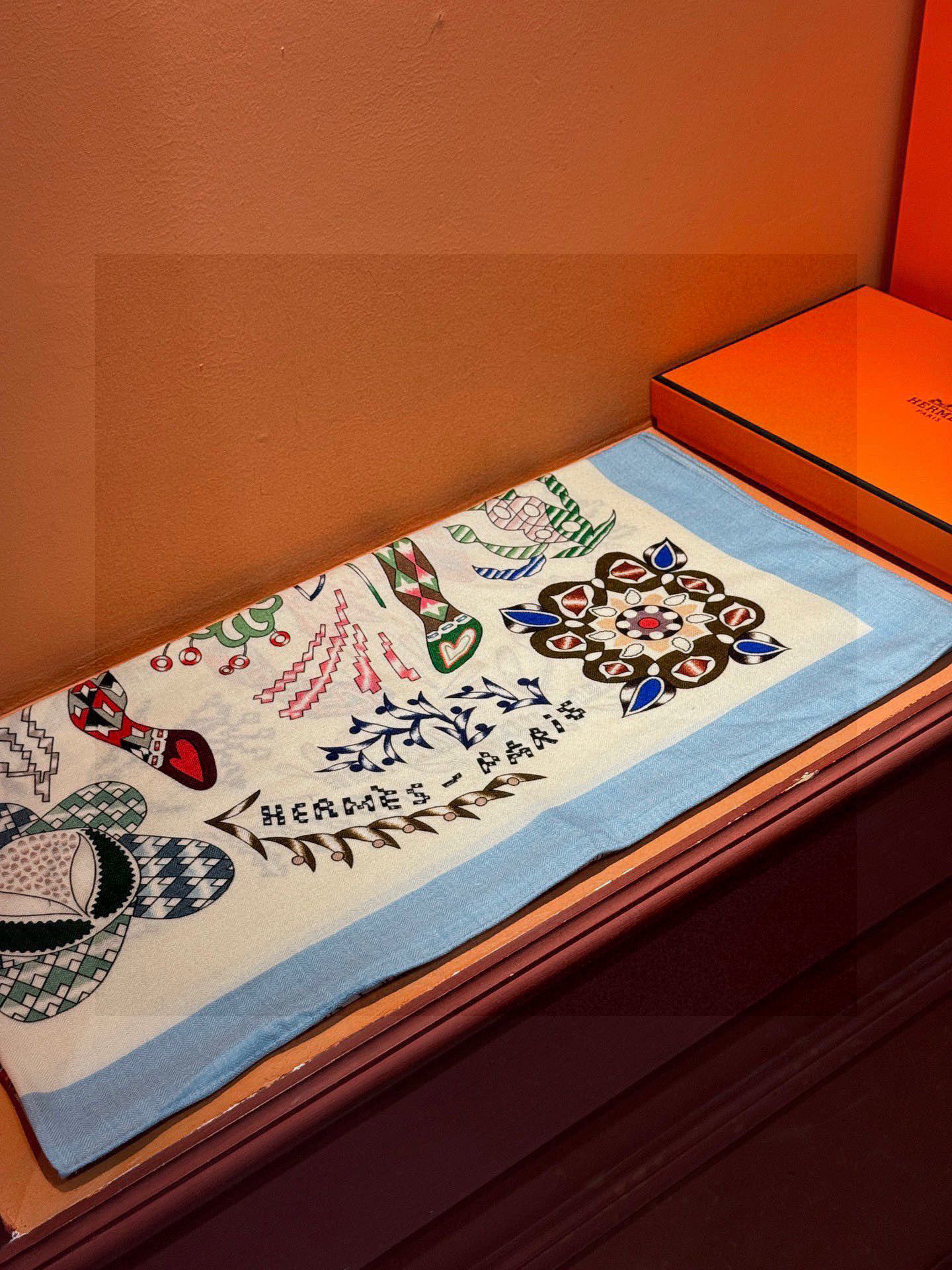 爱马仕~秋冬搭配利器❗️顶级双面同色 版真丝羊绒披肩!!1条等于2条】点睛精彩,图案和配色都超级喜欢,又