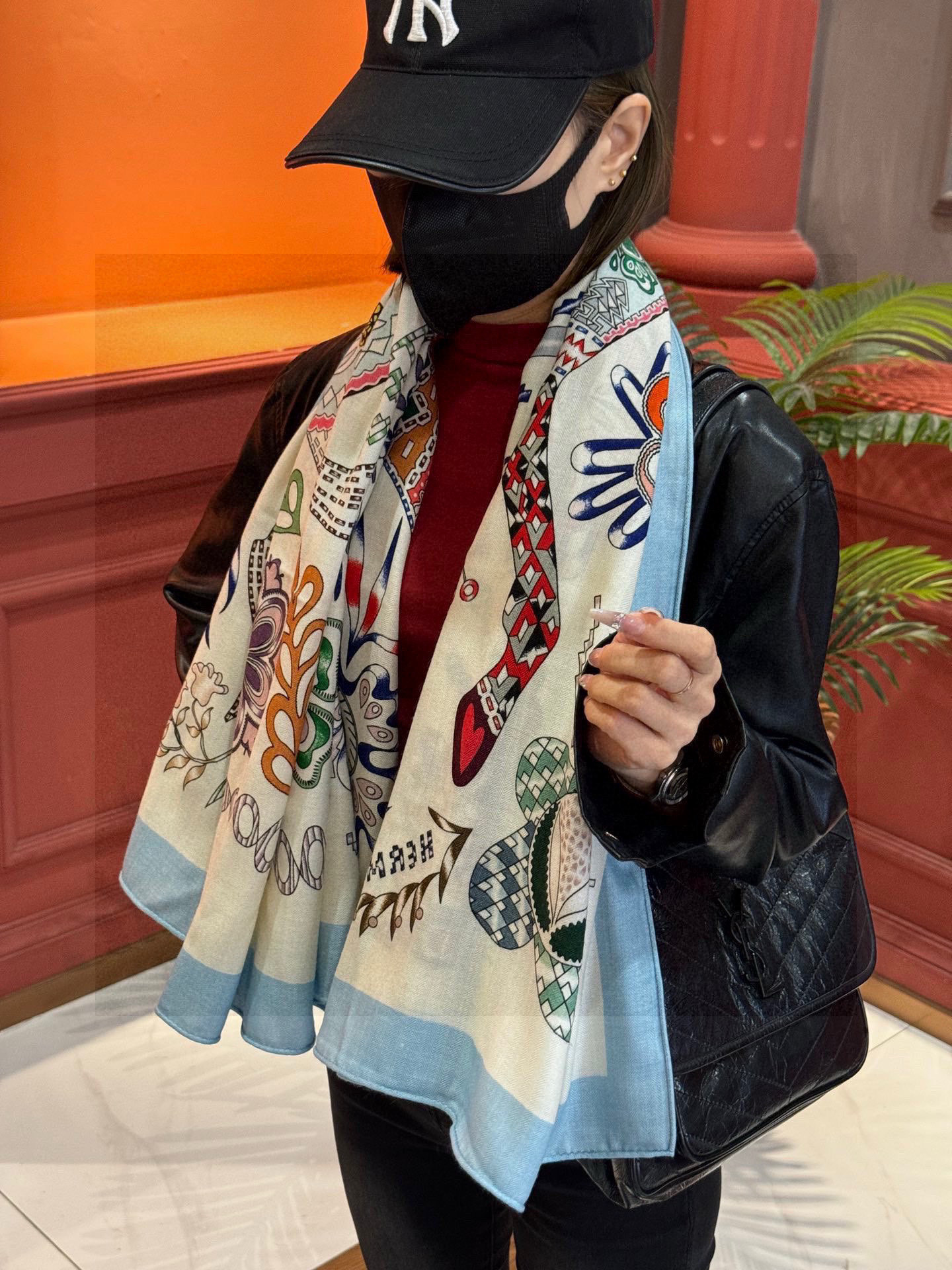 爱马仕~秋冬搭配利器❗️顶级双面同色 版真丝羊绒披肩!!1条等于2条】点睛精彩,图案和配色都超级喜欢,又