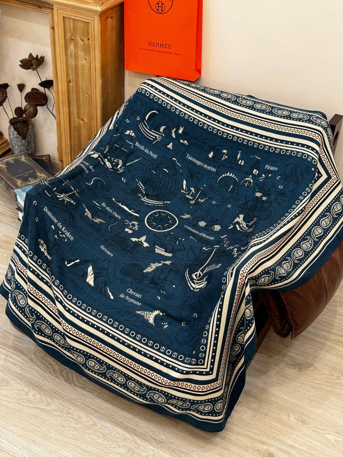 💟2025年秋冬抢先 上新💞【双面同色丝绒方巾】手工卷边山羊绒和真丝混纺披肩(70%山羊绒,30%桑蚕丝