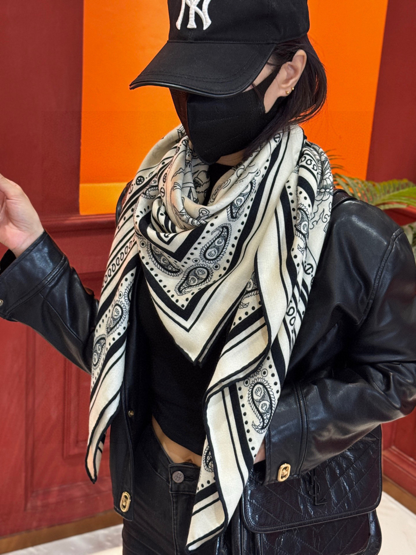 💟2025年秋冬抢先 上新💞【双面同色丝绒方巾】手工卷边山羊绒和真丝混纺披肩(70%山羊绒,30%桑蚕丝