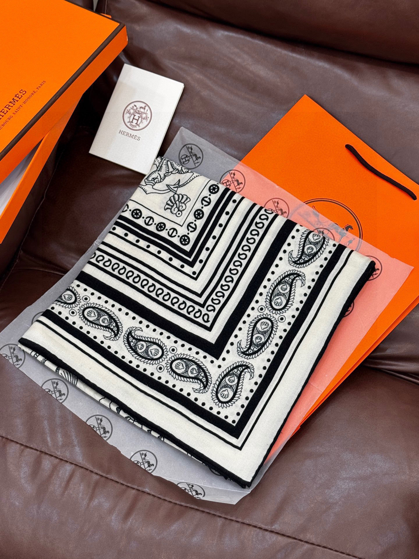 💟2025年秋冬抢先 上新💞【双面同色丝绒方巾】手工卷边山羊绒和真丝混纺披肩(70%山羊绒,30%桑蚕丝