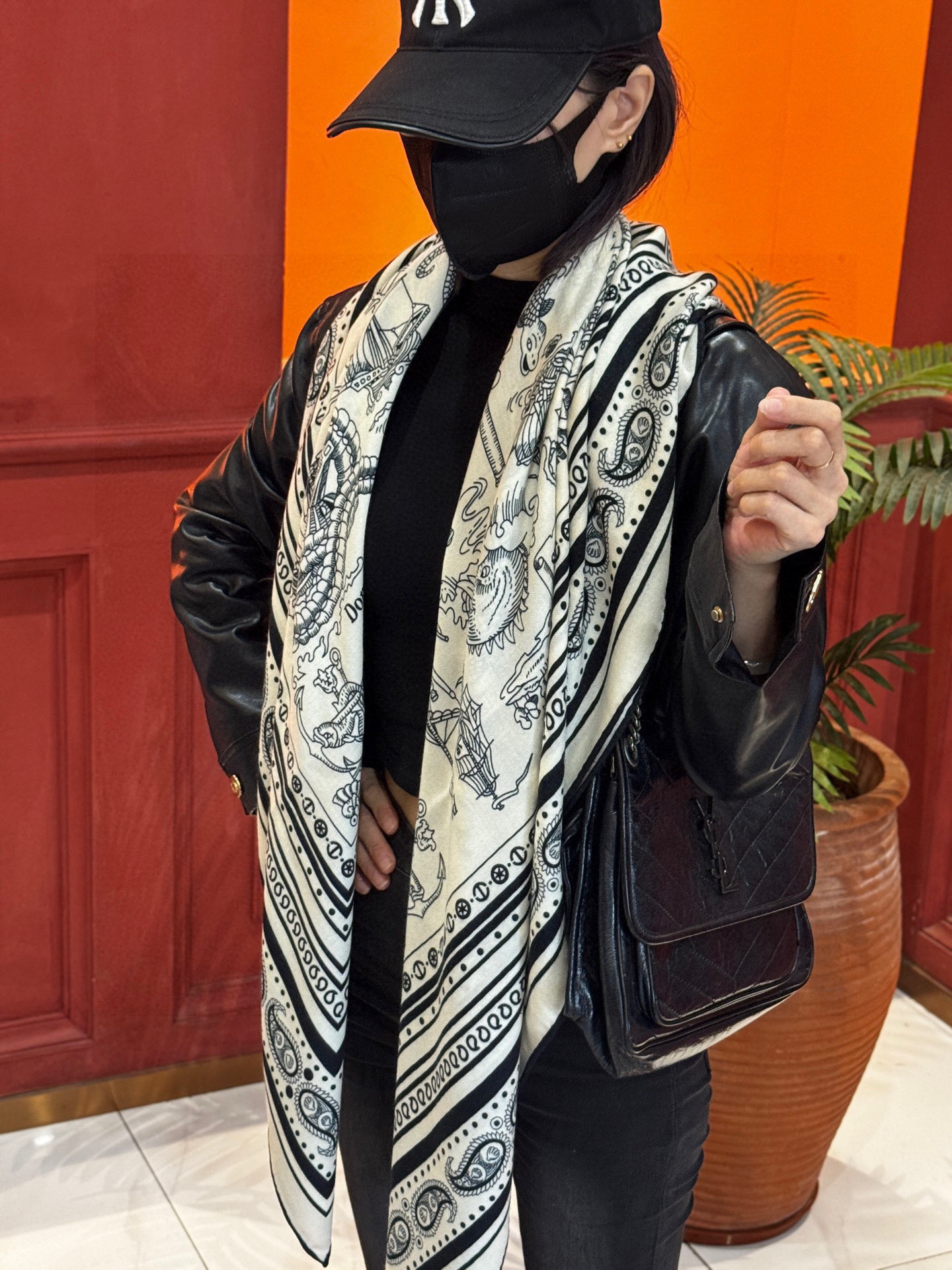 💟2025年秋冬抢先 上新💞【双面同色丝绒方巾】手工卷边山羊绒和真丝混纺披肩（70%山羊绒，30%桑蚕丝