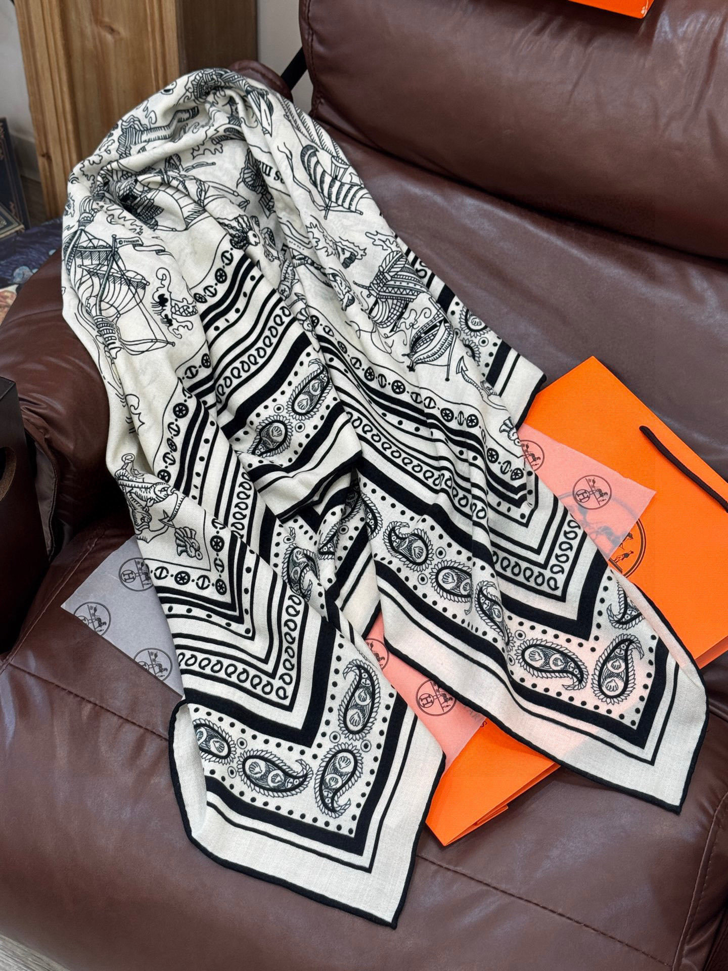 💟2025年秋冬抢先 上新💞【双面同色丝绒方巾】手工卷边山羊绒和真丝混纺披肩(70%山羊绒,30%桑蚕丝