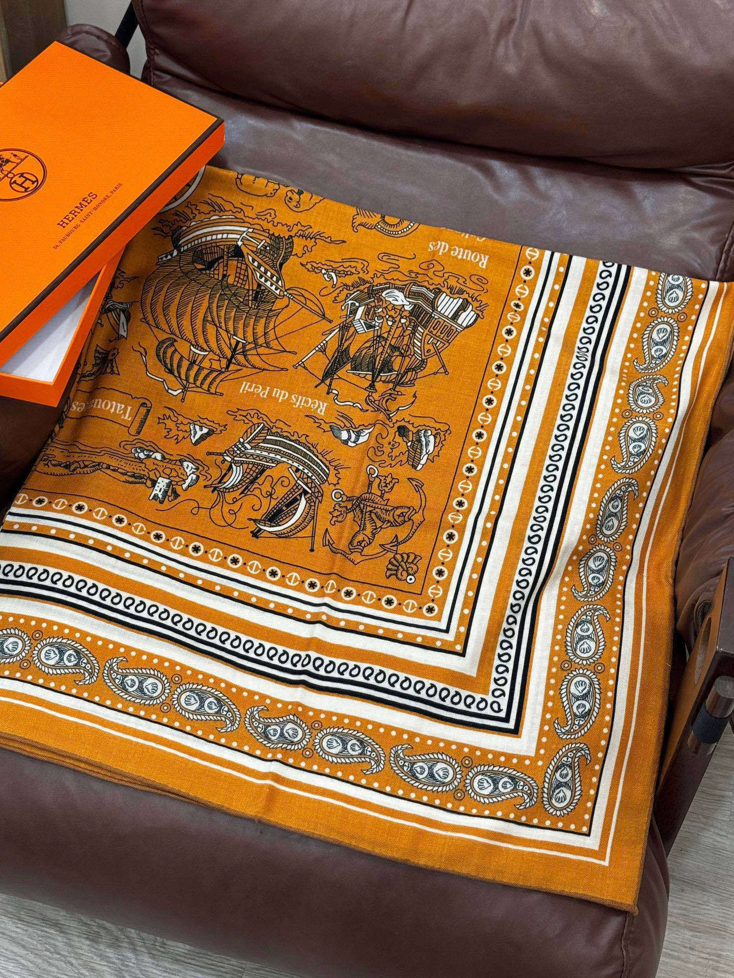 💟2025年秋冬抢先 上新💞【双面同色丝绒方巾】手工卷边山羊绒和真丝混纺披肩(70%山羊绒,30%桑蚕丝