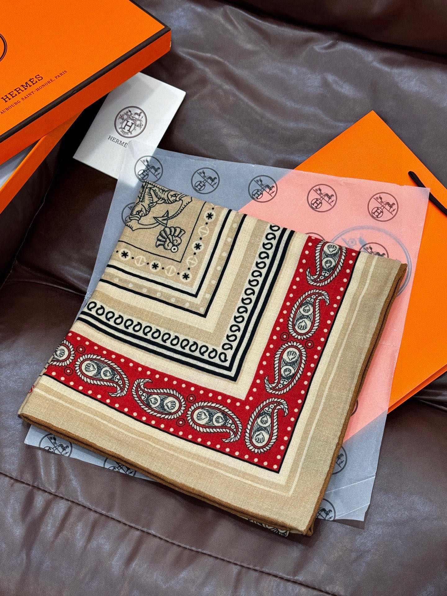 💟2025年秋冬抢先 上新💞【双面同色丝绒方巾】手工卷边山羊绒和真丝混纺披肩(70%山羊绒,30%桑蚕丝