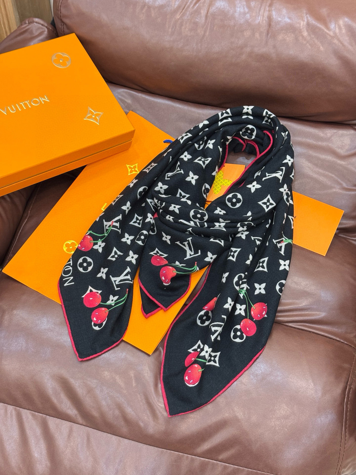 LV X TM MONOGRAMCERISE 140丝绒方巾【140双面丝绒同色】LV × TM Mon