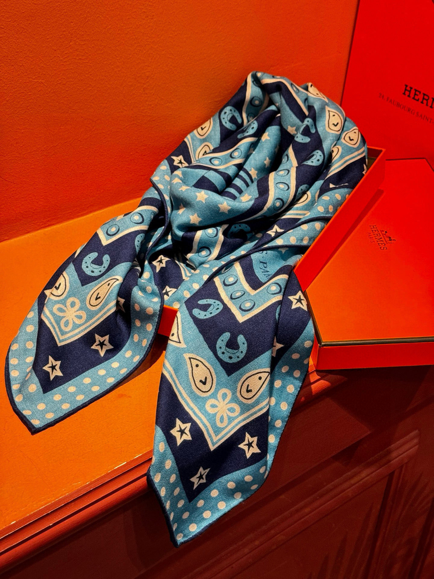 💟羊绒新款🆕👏👏买了都说好看‼️推荐💕爱马仕双面同色羊绒方巾【朋克骏马双面同色140】,顶级工艺超值‼️