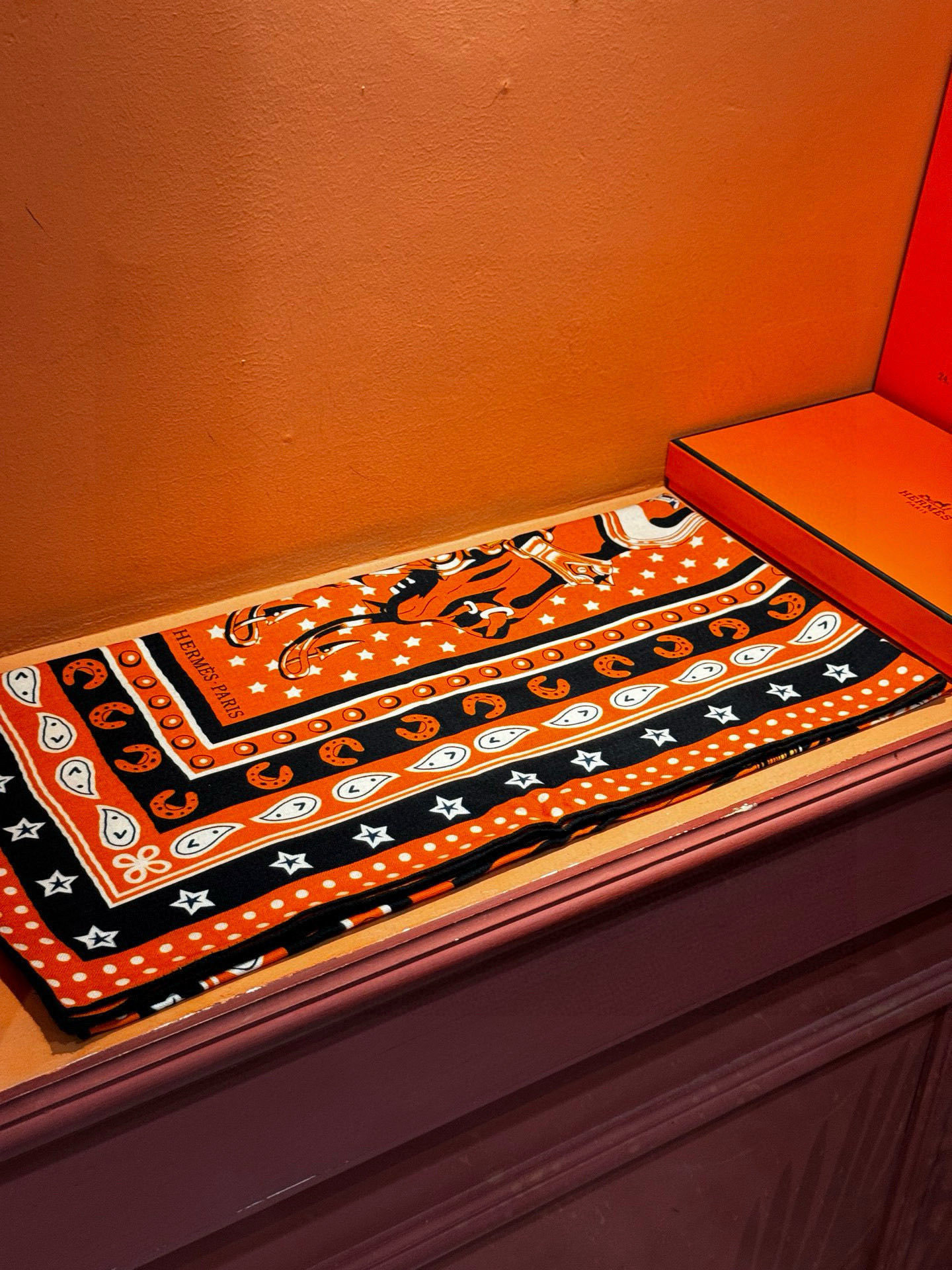 💟羊绒新款🆕👏👏买了都说好看‼️推荐💕爱马仕双面同色羊绒方巾【朋克骏马双面同色140】,顶级工艺超值‼️