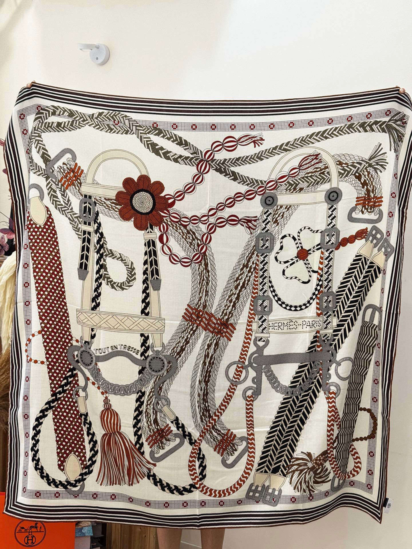 “编织鞍带”140方巾~Hermes 手工卷边丝绒方巾(30%桑蚕丝70%羊绒)这款爱马仕的经典单品展现