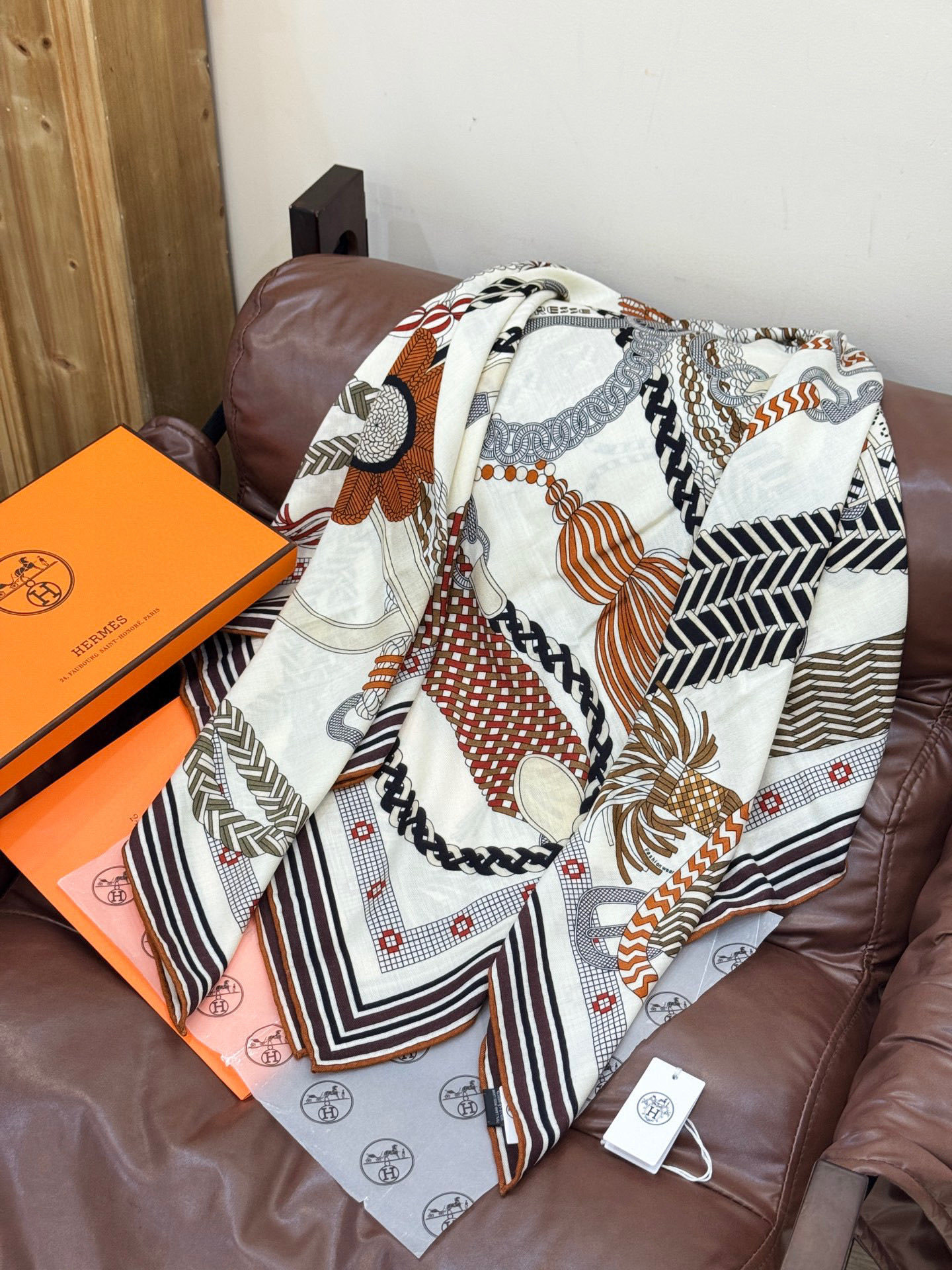 “编织鞍带”140方巾~Hermes 手工卷边丝绒方巾(30%桑蚕丝70%羊绒)这款爱马仕的经典单品展现