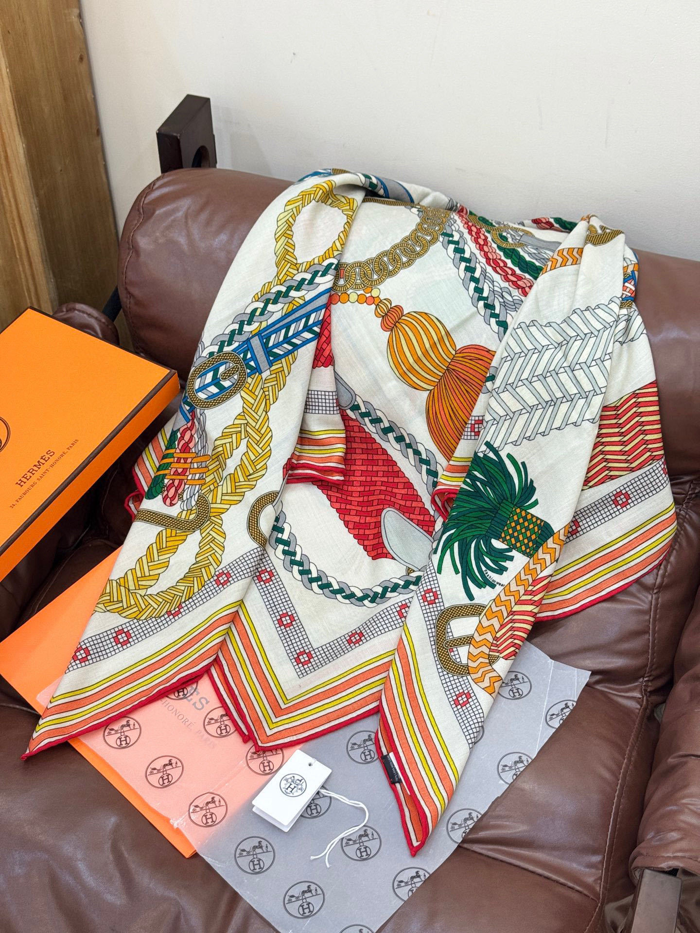 “编织鞍带”140方巾~Hermes 手工卷边丝绒方巾(30%桑蚕丝70%羊绒)这款爱马仕的经典单品展现