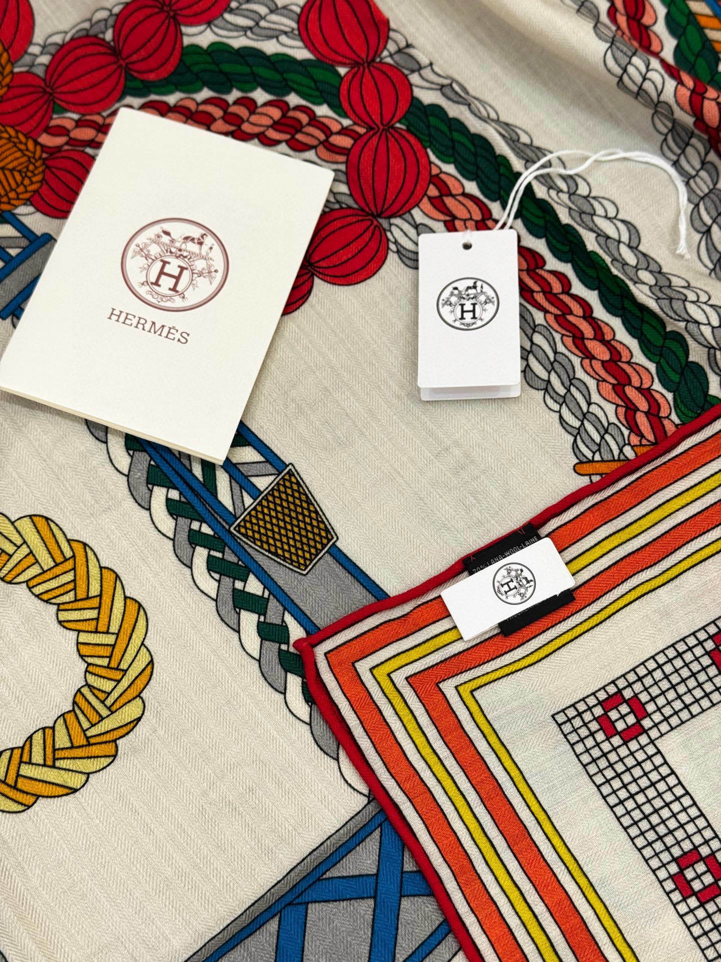 “编织鞍带”140方巾~Hermes 手工卷边丝绒方巾(30%桑蚕丝70%羊绒)这款爱马仕的经典单品展现