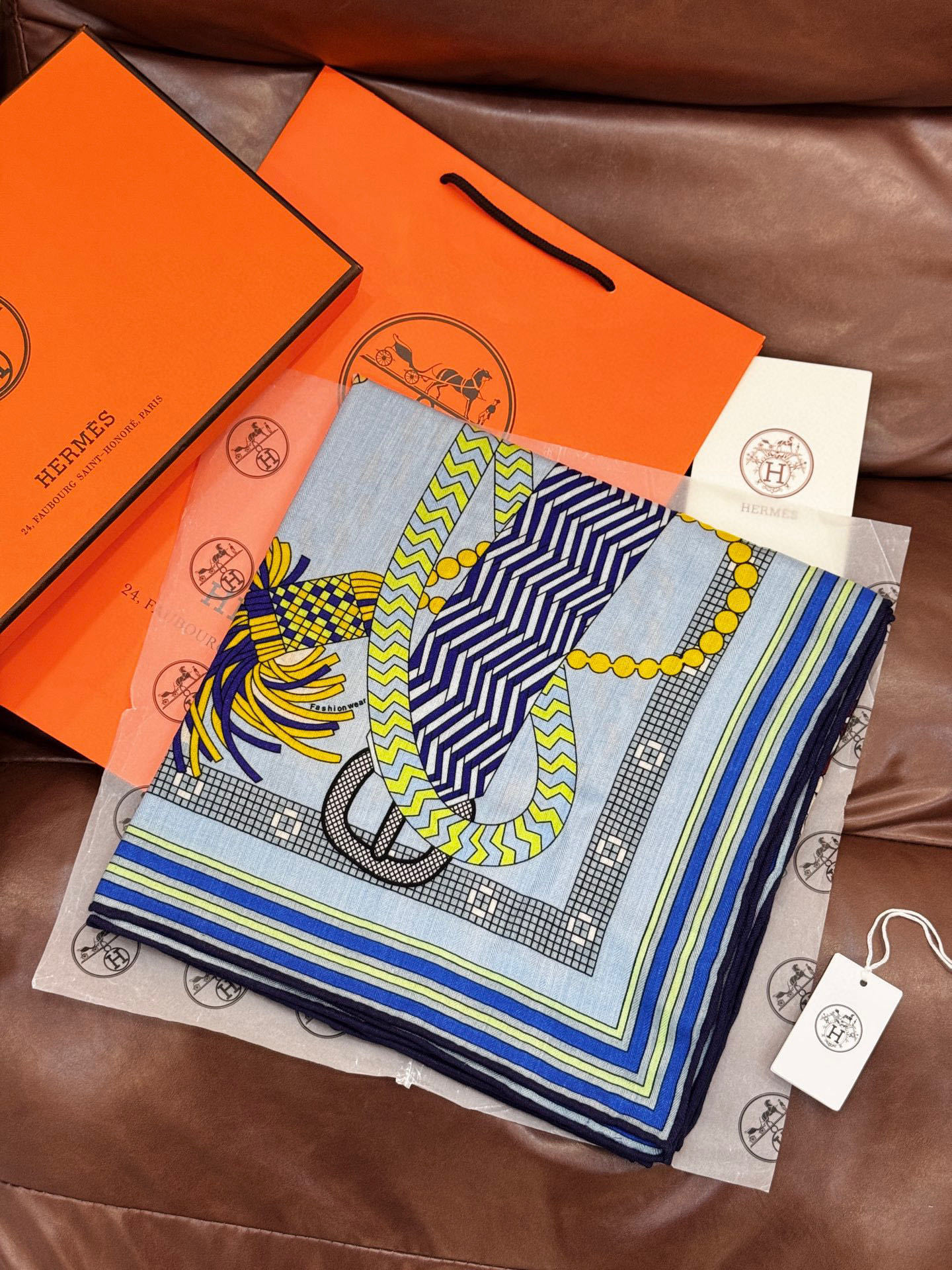 “编织鞍带”140方巾~Hermes 手工卷边丝绒方巾(30%桑蚕丝70%羊绒)这款爱马仕的经典单品展现