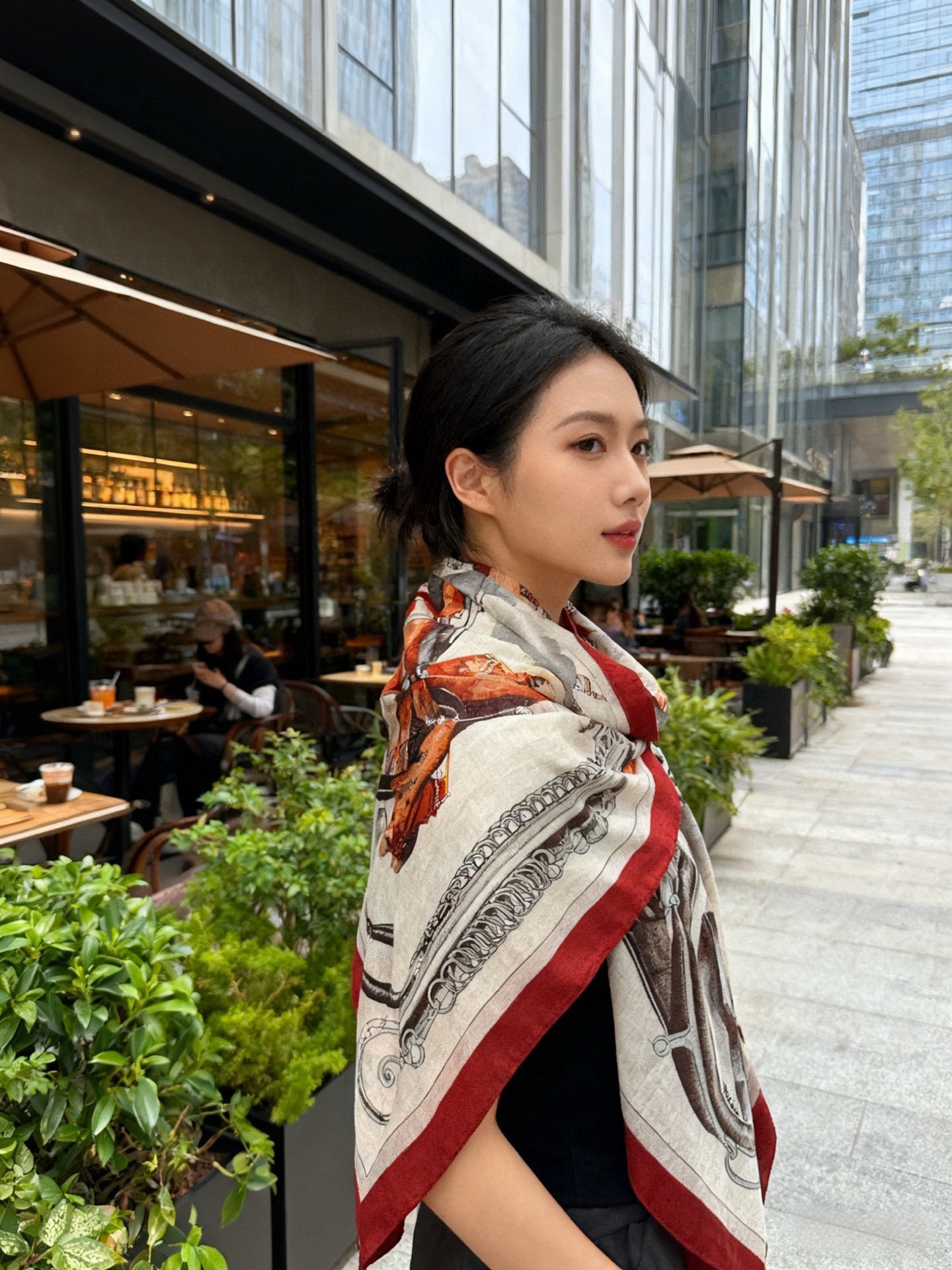 上新🆕【丝绒双面同色140披肩】“弩式牵引马具”手工卷边丝绒方巾披肩70%羊绒30%真丝这款典藏方巾展现