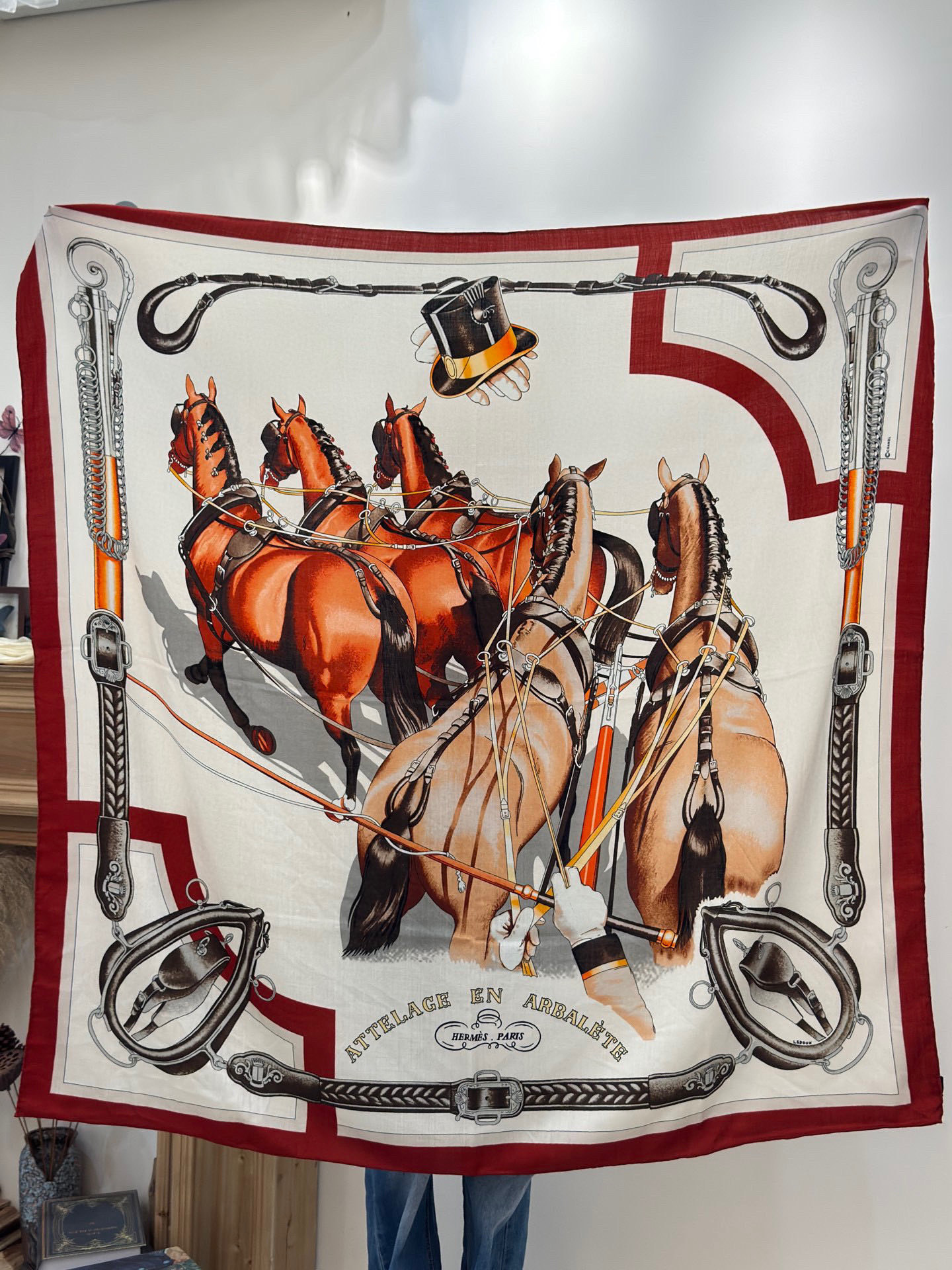 上新🆕【丝绒双面同色140披肩】“弩式牵引马具”手工卷边丝绒方巾披肩70%羊绒30%真丝这款典藏方巾展现