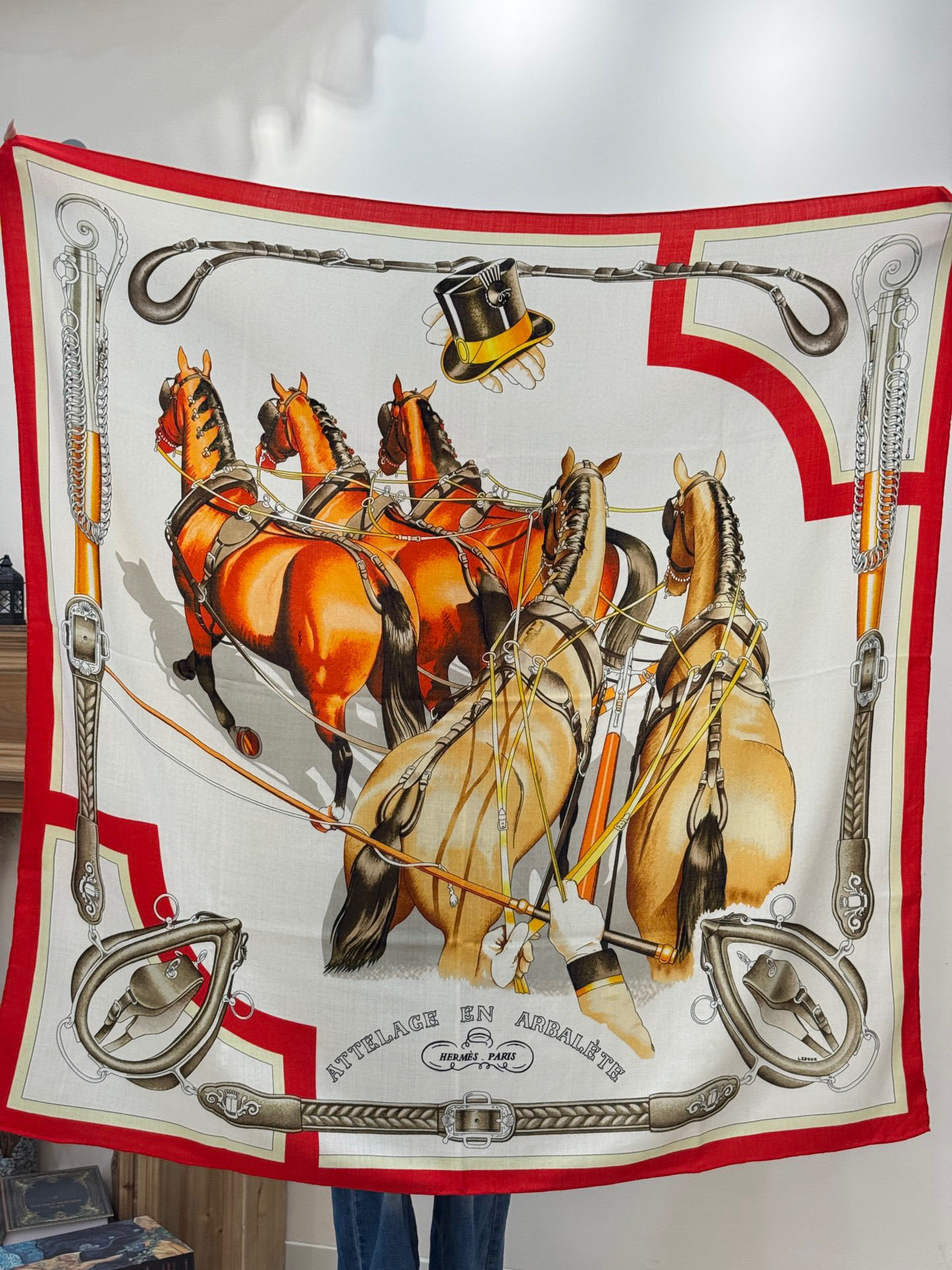 上新🆕【丝绒双面同色140披肩】“弩式牵引马具”手工卷边丝绒方巾披肩70%羊绒30%真丝这款典藏方巾展现