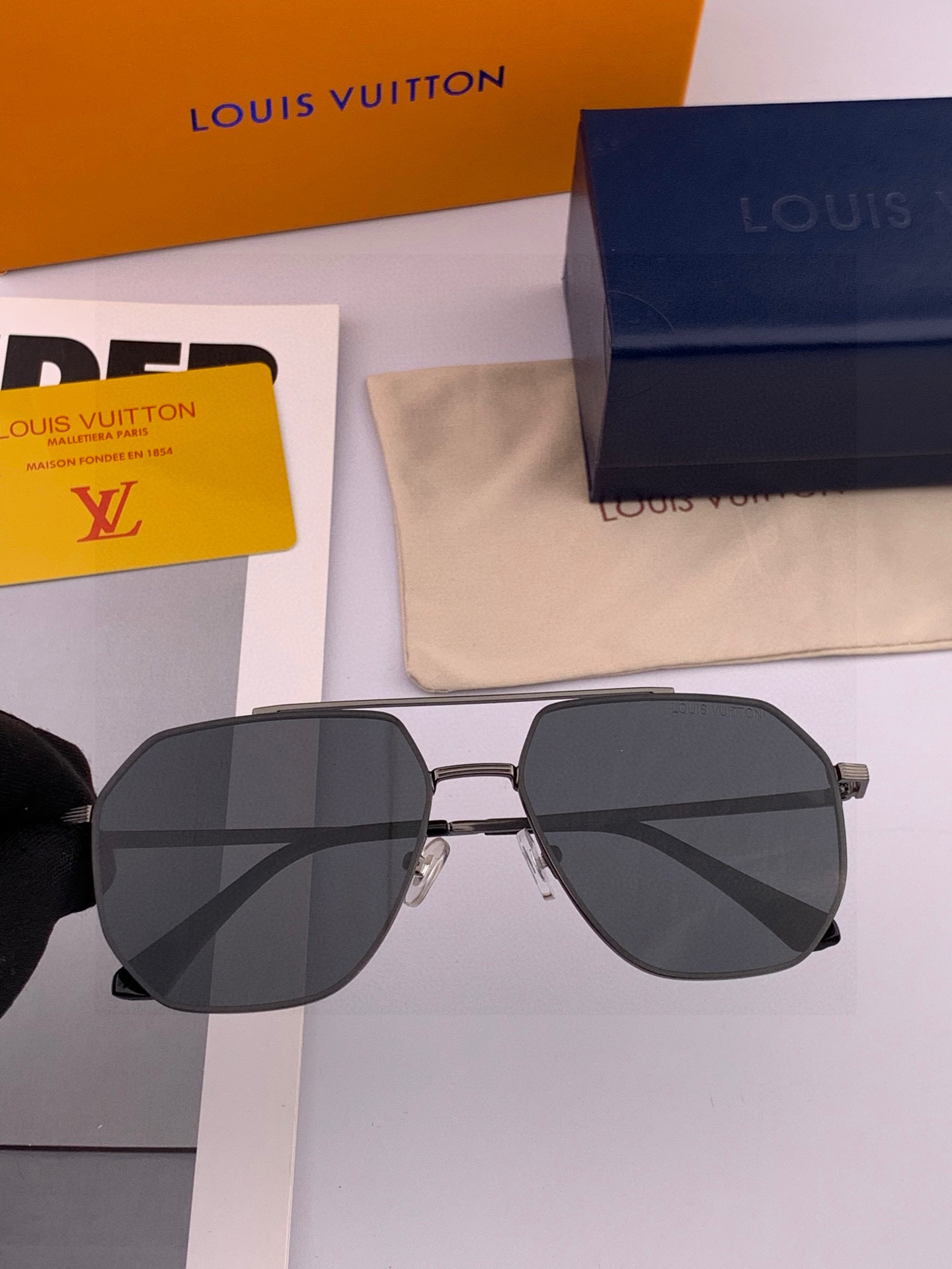 LV 男款炫彩飞行员偏光太阳镜 ❤️材质：高清尼龙加厚卡槽高清偏光镜片 🌹无边框镜架💕颜👍型号：L289