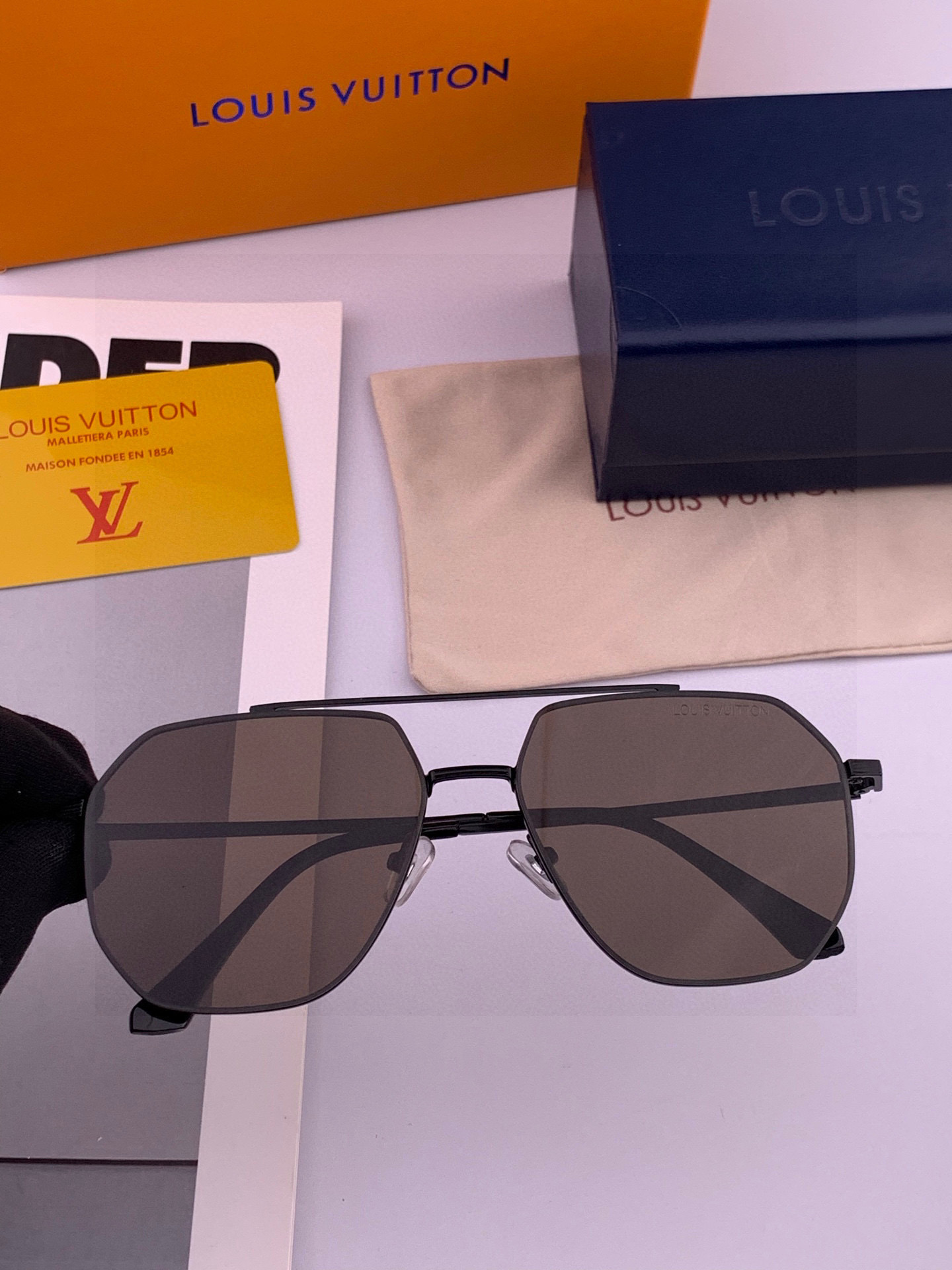 LV 男款炫彩飞行员偏光太阳镜 ❤️材质：高清尼龙加厚卡槽高清偏光镜片 🌹无边框镜架💕颜👍型号：L289