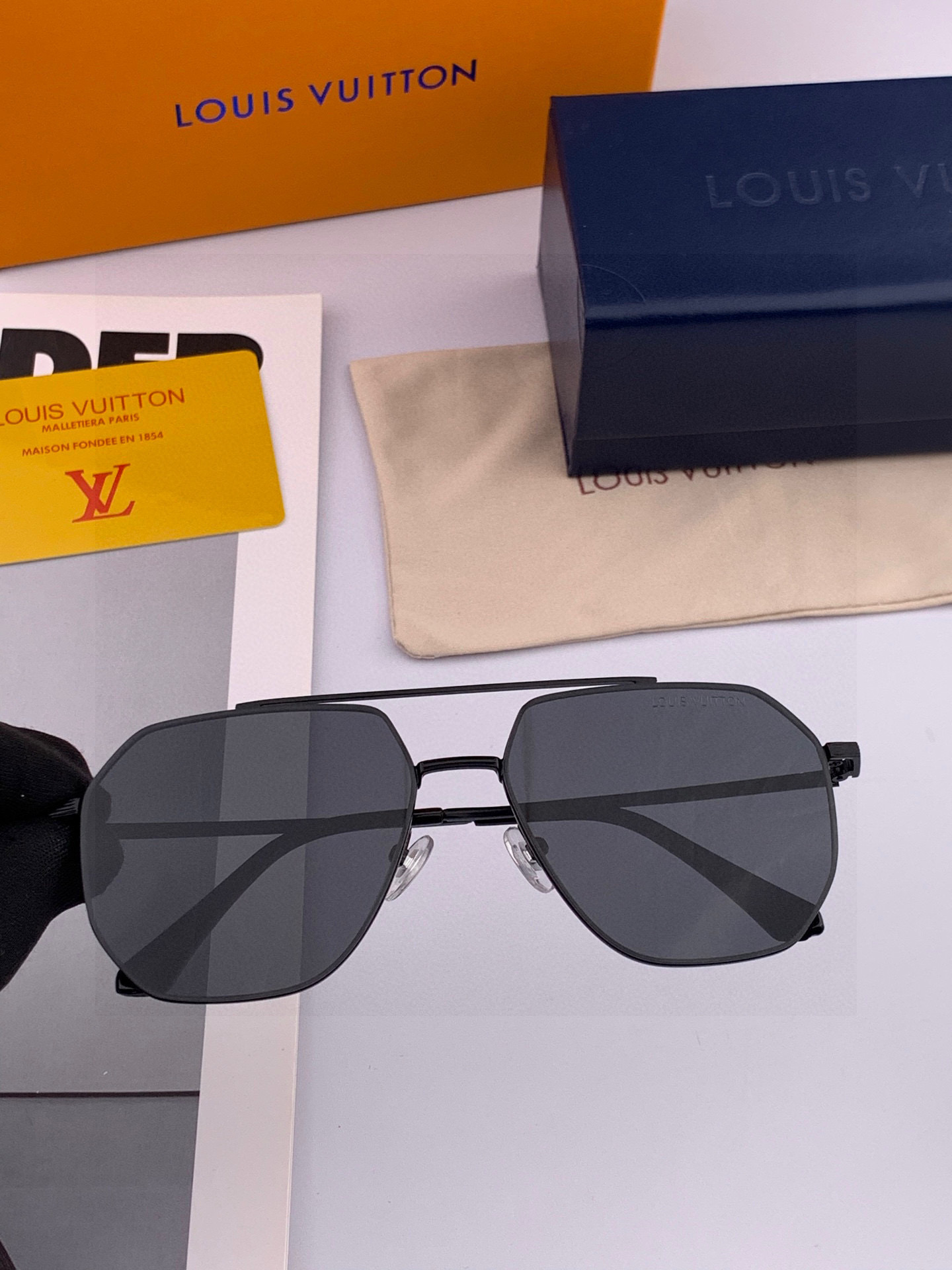 LV 男款炫彩飞行员偏光太阳镜 ❤️材质：高清尼龙加厚卡槽高清偏光镜片 🌹无边框镜架💕颜👍型号：L289