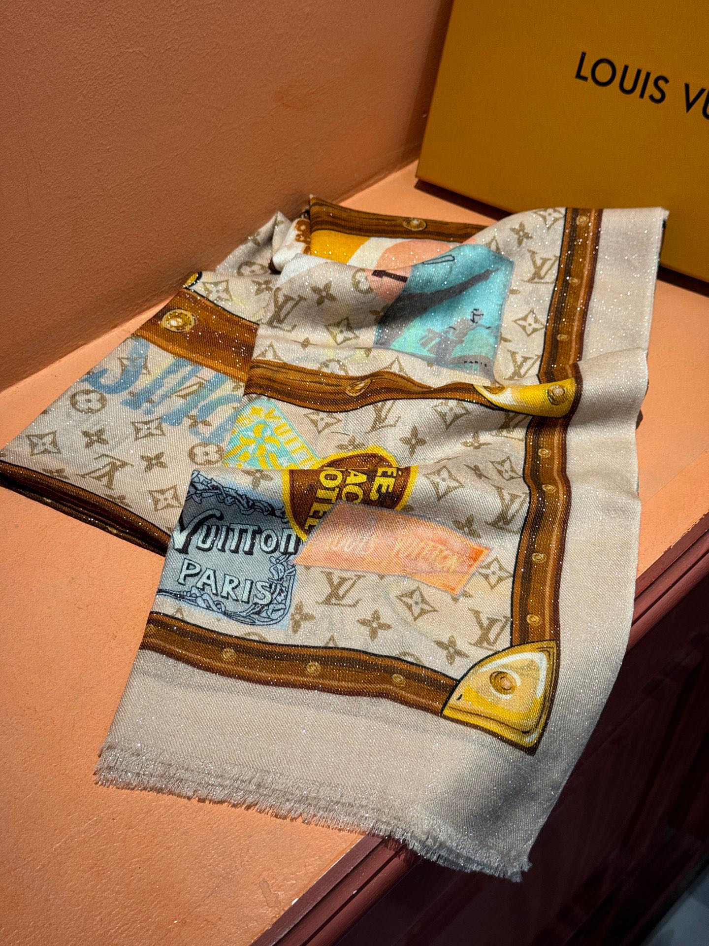 会发光发亮的围巾真心赞‼️驴家【L链条箱包花纹银丝长巾】银丝印花羊绒长巾，2025新款银丝长巾来撷Nou