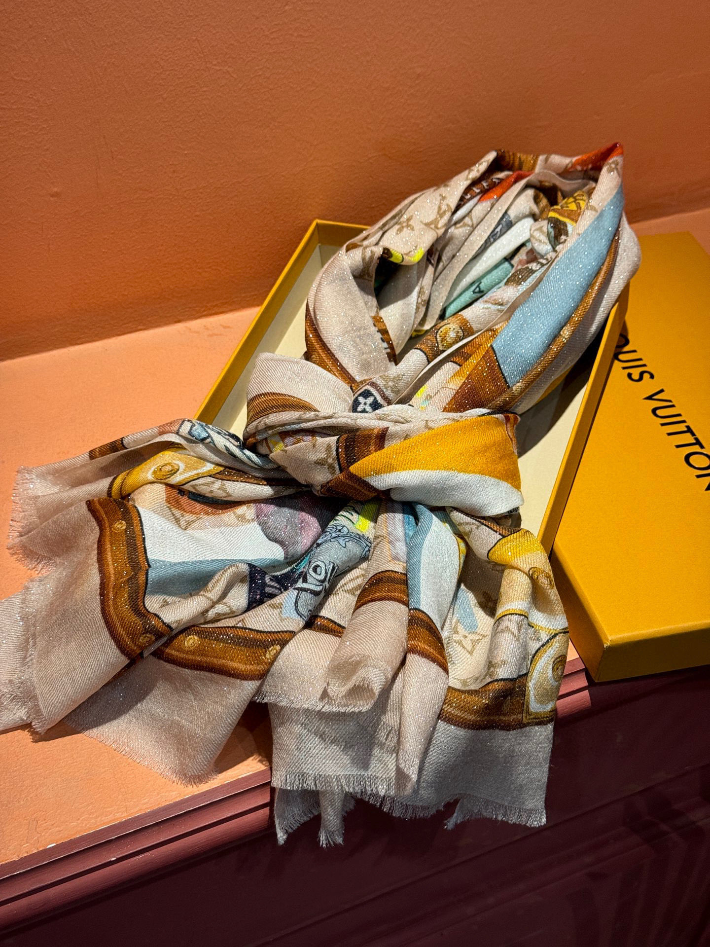 会发光发亮的围巾真心赞‼️驴家【L链条箱包花纹银丝长巾】银丝印花羊绒长巾，2025新款银丝长巾来撷Nou