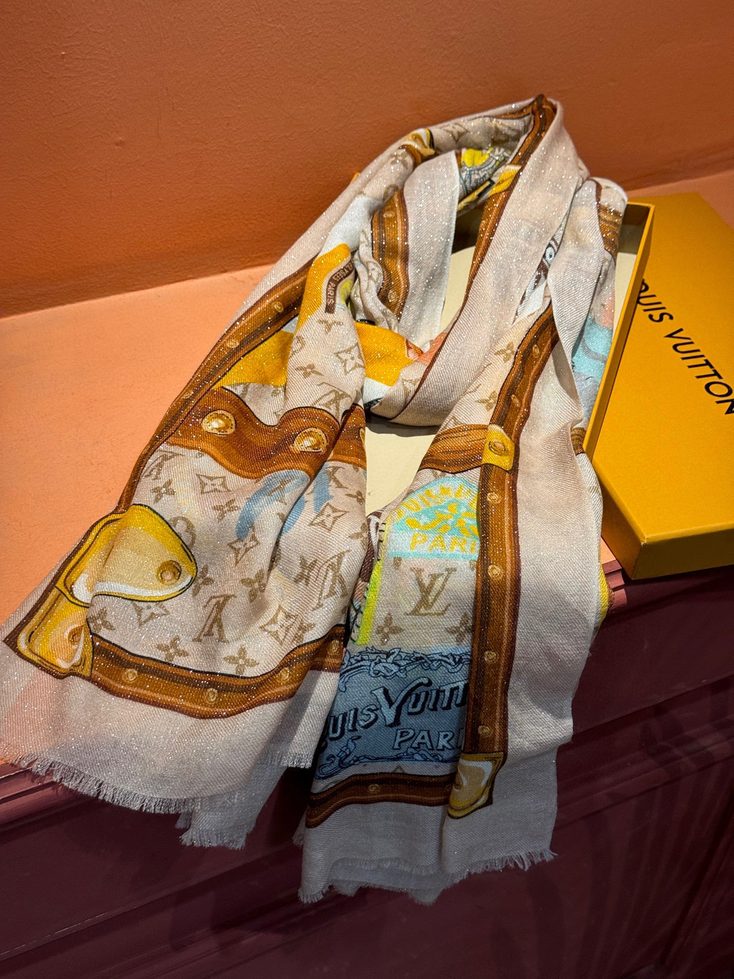 会发光发亮的围巾真心赞‼️驴家【L链条箱包花纹银丝长巾】银丝印花羊绒长巾，2025新款银丝长巾来撷Nou